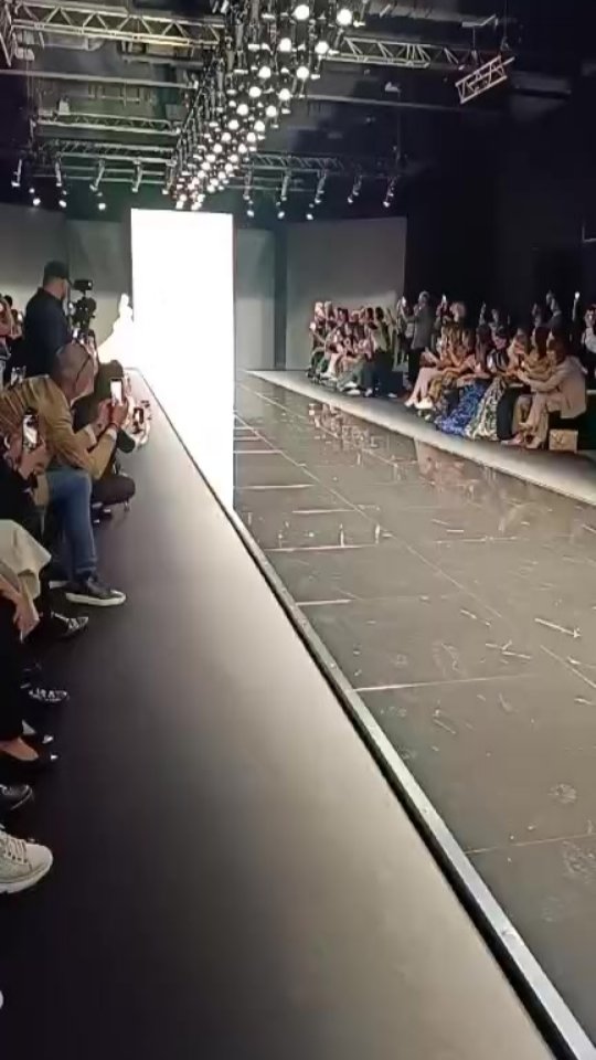 Splendida sfilata di @epolignano ...
Nuovissima collezione in anteprima.
Elisabetta, un mito!
@sisposaitaliacollezioni
#sposa #nuovacollezione #abiti #weddingplanner #wedding #bridaldress
#weddingdress #abitidasogno #weddingdesign_puglia