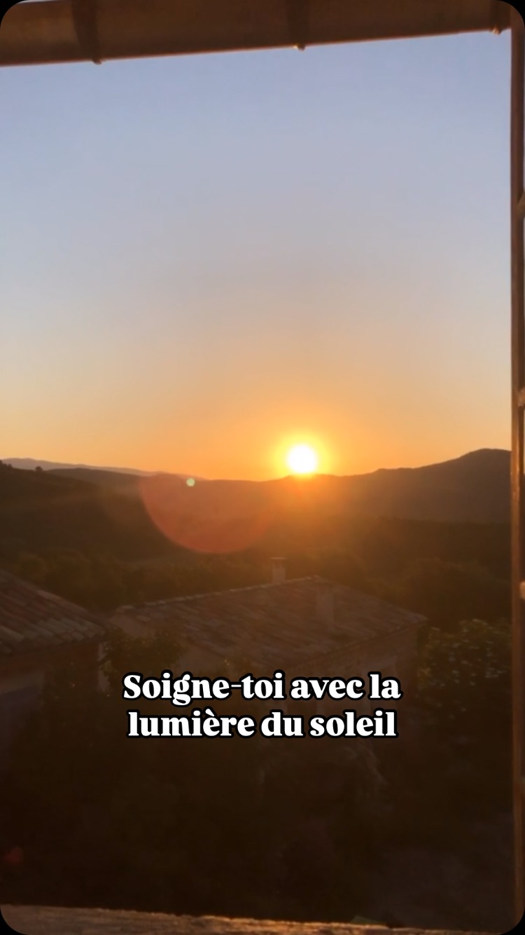 Tout est toujours en nous car nous sommes le reflet de l’Univers tout entier comme la goutte d’eau est le reflet de l’océan.
Chaque chose que nous percevons, ou pas, nous raconte une histoire sur le lien que l’on tisse avec Soi.
Ce Soi qui réside en chacun de nous est lui aussi complexe et multiple, comme toute chose… Combien de variétés de fleurs et d’espèces de poissons ou d’oiseaux? Combien de galaxies et d’étoiles? Combien de cellules et de parasites dans ton corps?
Combien de versions de toi depuis ta naissance?
Chaque jour t’offre la possibilité de vivre, d’aimer, mais aussi de naviguer les eaux si profondes de ton Être pour apprendre à voir plus clair, à laisser ton cœur vibrer plus fort et te donner la permission de ressentir la multiplicité des sensations, des émotions qui forgent l’expérience humaine. Parfois douces et parfois brutales, nos expériences nous ouvrent la voie et font office de tremplin vers les étoiles.
Avec Cœur,
Éléonore