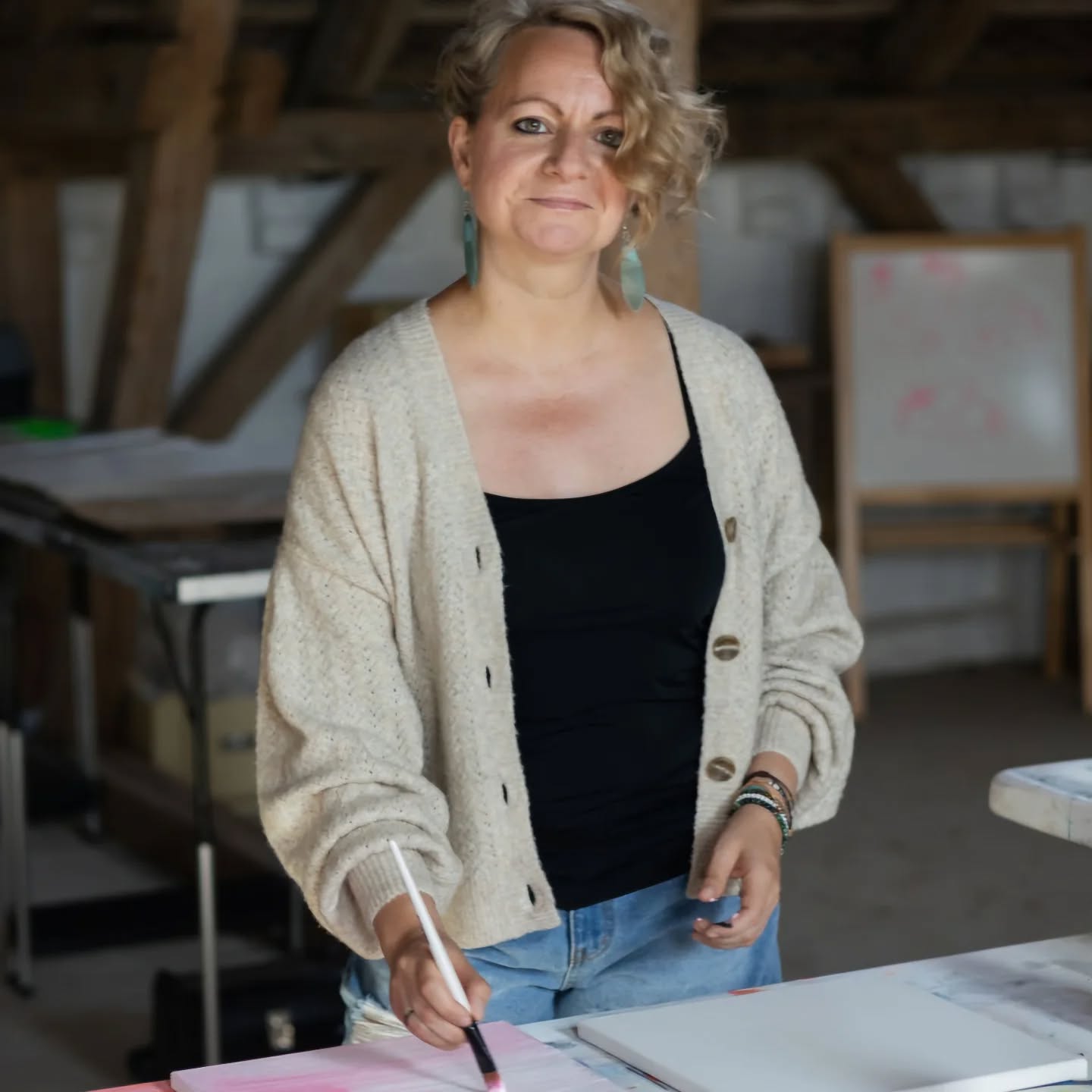 Meine Kunst ist für Menschen, die das Leben lieben – bewusst, wach und mit Freude am Wachsen. Für alle, die Persönlichkeitsentwicklung nicht nur kennen, sondern auch leben. Für Ästheten, Freigeister, Aufsteiger.
Ich möchte mit meinen Bildern inspirieren, erinnern, bestärken. An das, was wirklich zählt: Lernen. Wachsen. Leuchten.
#neonamareart #künstlerin #kunstliebe #kreativsein #creativejourney #kunstleben #artinspiration #kunstmitgefühl #meerinspiration #wasserliebe #naturinspiration #artisticjourney #femaleartist #passionforart #artcommunity #creativebackground #kunstmitherz #naturverbunden #meerliebe #artistatheart