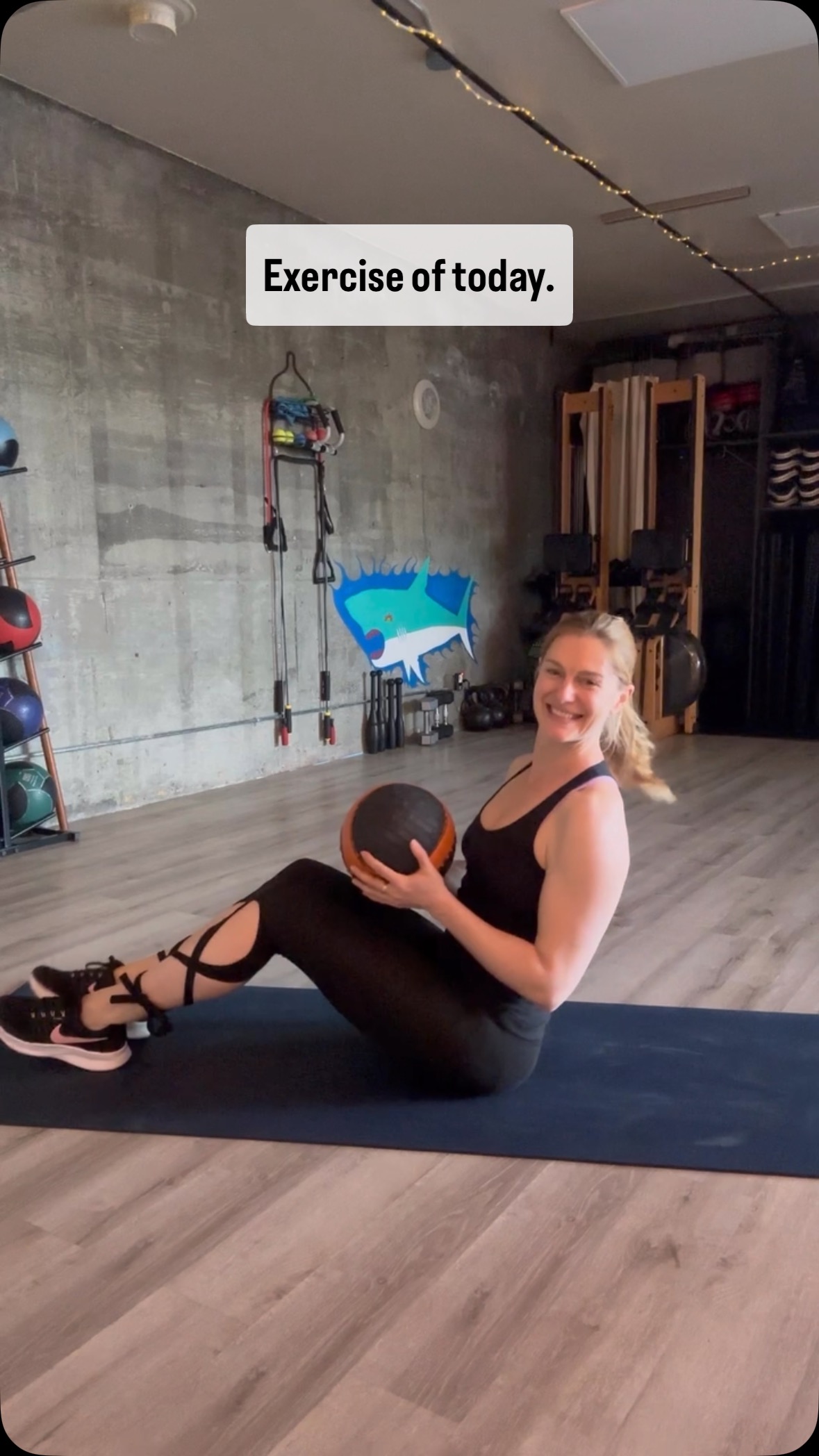 Formerly Russian twist (I’m renaming it Ukrainian twist 😆) … this is a great twisty core exercise, good for the front and the back of you. Make sure to lift your sternum for good posture!
Start with no weight, and work up to holding something in your hands. It’ll be hard to do for a whole minute, and boy your body will thank you!
#coreworkouts #russiantwist #sixpackabs #personaltrainer #columbiacityseattle #goodmovement #personaltrainerseattle #excercisemotivation #workingoutathome