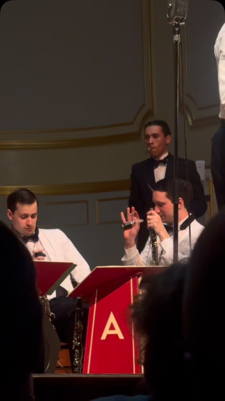 “Reefer Man” slap bass solo at Laeiszhalle Hamburg. From The Swing Dance Orchestra‘s performance last Saturday. Captured by @sarahliontrust
@daveetheewave
@theswinginhermlins
#1930s #1940s #bass #slapbass #retro #vintage #swing #dance #swingdance #bigband #swingdanceorchestra #doublebass #gutstrings #oldtimes #vintageberlin #laeiszhalle #hamburg #davidhermlin #music #joy #tradjazz #olddays❤️ #maltetoenissen