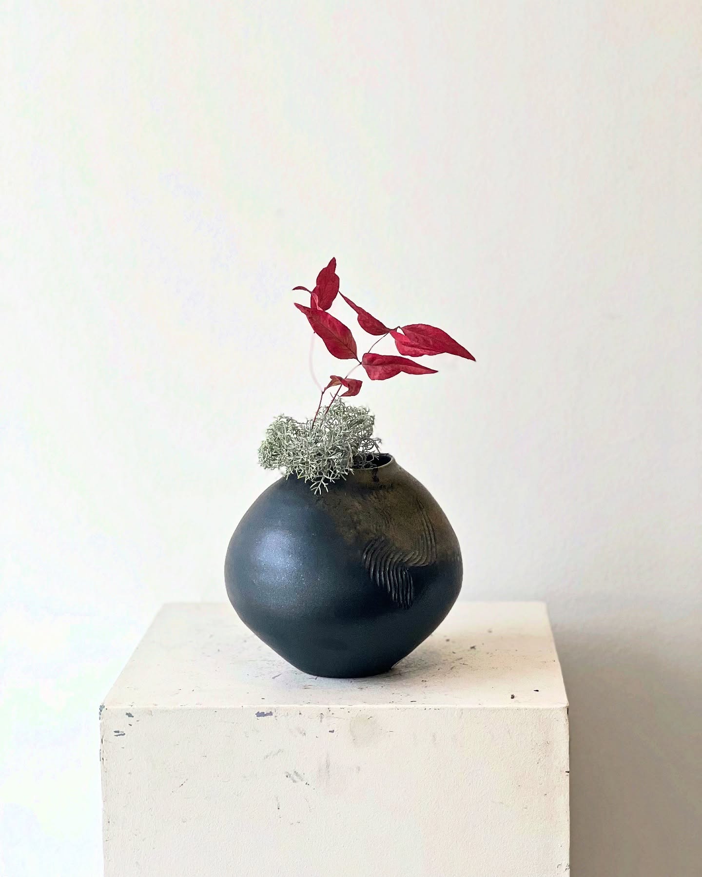 When vessel and flower become one, a new harmony unfolds. Colors and textures emerge, revealing unexpected expressions. Like plants, clay and glaze carry gentle imperfections—soft rust, subtle hues—evoking a tender sense of nostalgia and quiet affection.
Ceramic @terunobu_hirata
Flowers @antique_perennials
#ikebana #nageire #kusabana #花と器