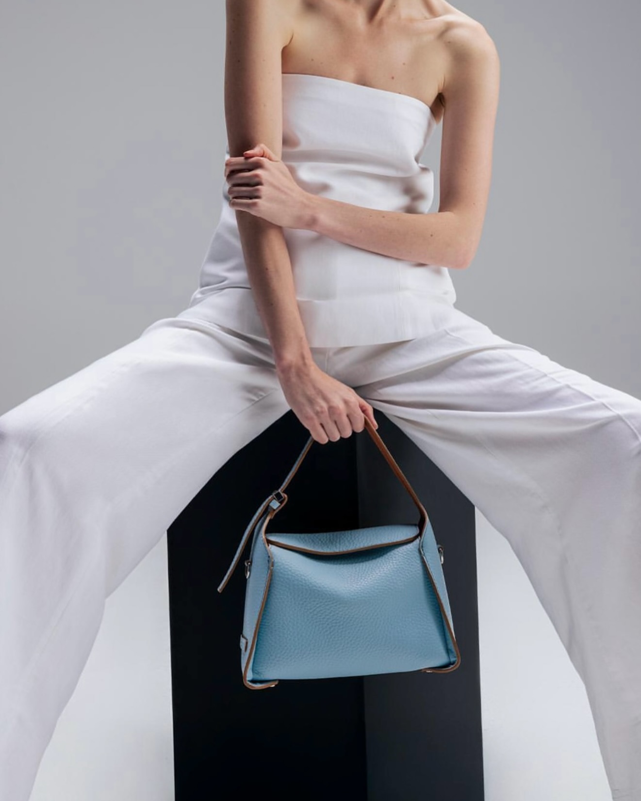 Sunny days, penelope bag in hand ☀️✨ @giannichiarini #handbagslover #springstyle #giannichiarini