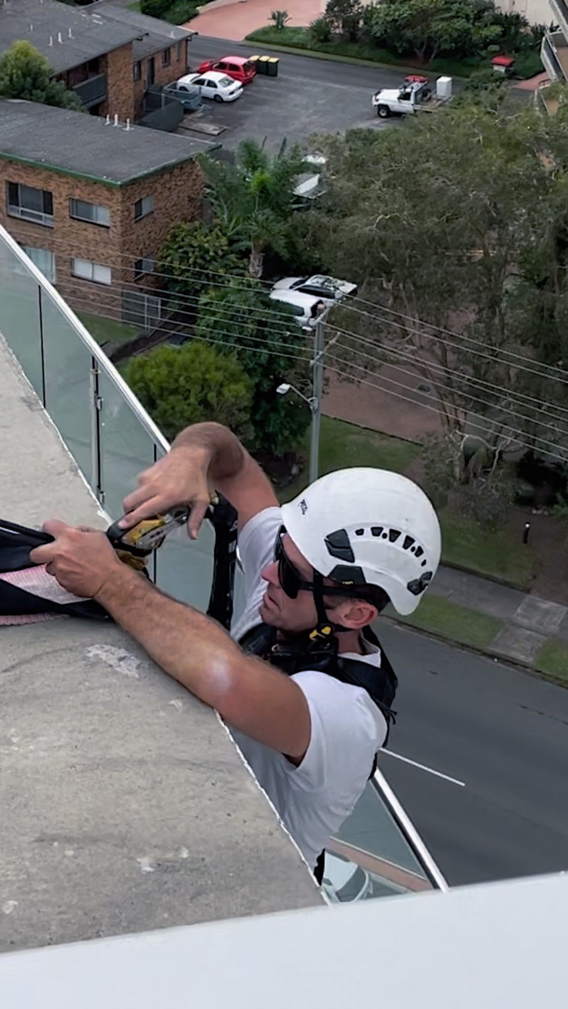 Great window cleaning job on this 11 story building in Forster with C THRU WINDOW CLEANING #workingatheightscertified #workingatheights #heightsafety #heightsafetysydney #ropeaccess #ropeaccesssydney #ropeaccesswindowcleaning #forstertuncurry