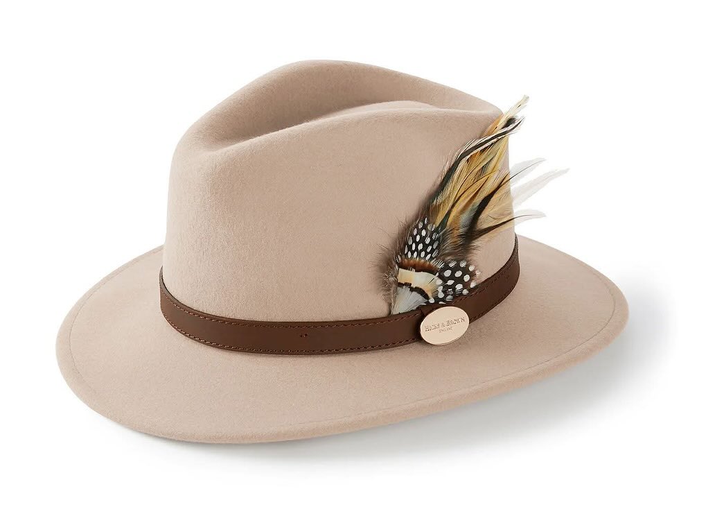 Transform your summer wardrobe with the Suffolk Fedora in Pebble!
#hicksandbrown #SuffolkFedora #SummerStyle #country #cotswolds #countryclothing #moretoninmarsh