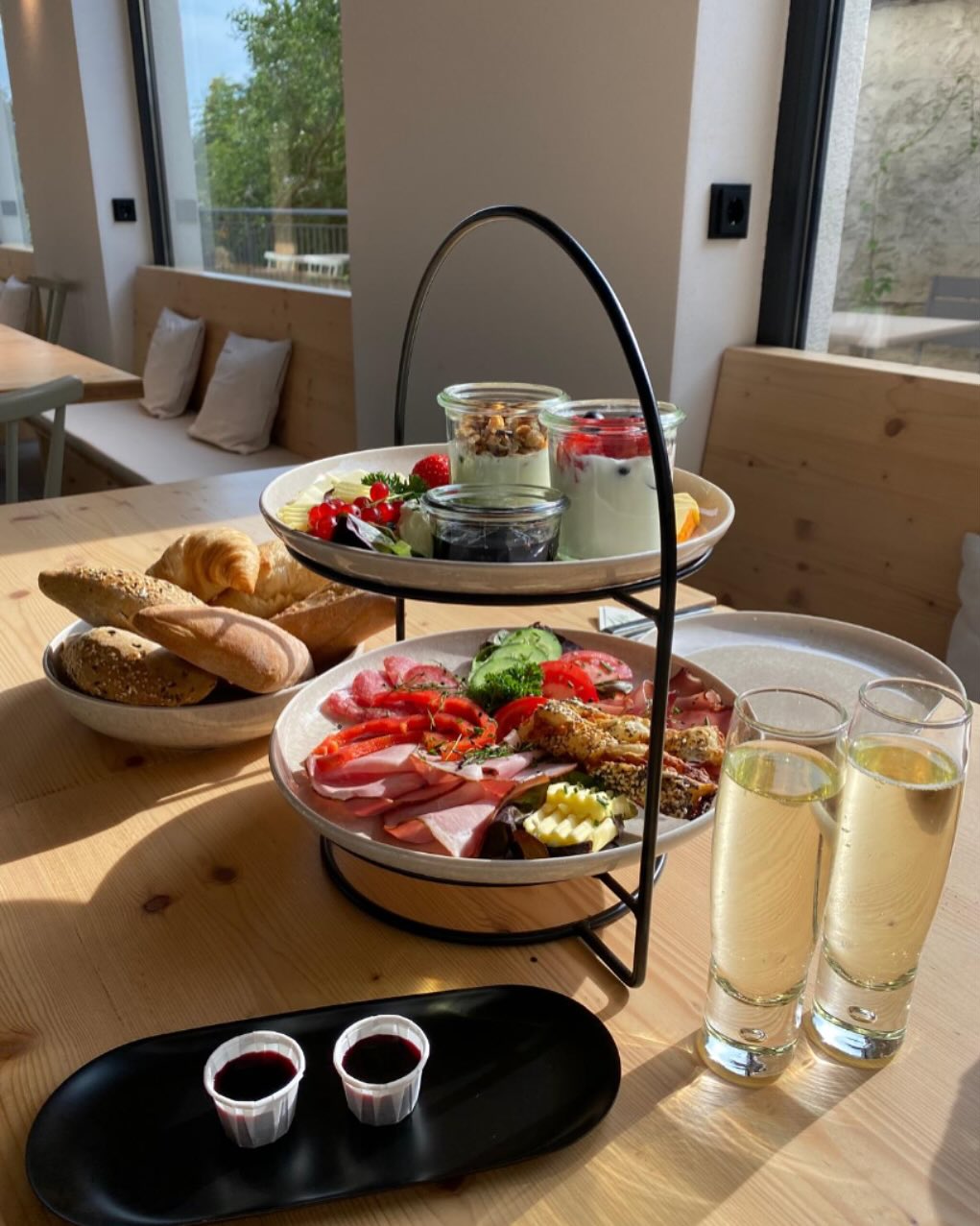 ✨🐰OSTER- GEWINNSPIEL🥳 ✨
Wir verlosen einen GUTSCHEIN für ein Frühstück für zwei Personen (wahlweise vegetarisch)☕️
Möchtest du mit deinem Lieblingsmenschen einen unvergesslichen Morgen verbringen?🥂
So kannst du teilnehmen:
🖤 Folge uns auf Instagramm
@heimathungrig
🖤 Liked diesen Beitrag!
🖤 Markiere deinen
Lieblingsmenschen in den
Kommentaren!
🖤 Teilt diesen Beitrag in eurer
Story!
Auslösung ist am 20.04.2025 🐣
Der/ Die GewinnerIN wird per Zufallsgenerator ausgewählt und privat benachrichtigt.
Das Gewinnspiel steht in keiner Verbindung zu Instagramm und wird weder gesponsert noch unterstützt.
Wir freuen uns über eine zahlreiche Teilnahme und wünschen euch allen viel Glück! 🍀
#gewinnspiel#ostern#frühstück#glück#foodloverheaven #hofladen#café