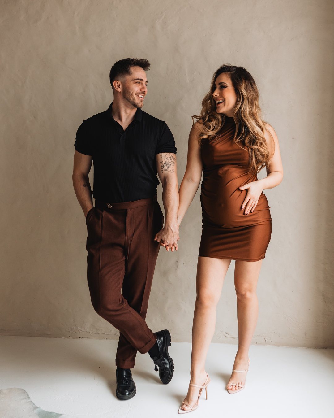 Veletek a legfontosabb pillanatokban - jegyesfotózástól a kismama fotózásig🤍
Mindig különleges érzés, amikor végigkísérhetem az életetek fontos pillanatait és egy fotózás során örökíthetem meg ezeket az emlékeket.
Így történt ez Bogival és Karesszal is, akik nemrég kismama fotózásra jöttek hozzám, hogy megörökíthessem a várakozás pillanatait.✨
A kismama fotózásaim során mindig arra törekszem, hogy a kismamák biztonságban és kényelmesen érezzék magukat, miközben kiemelem minden szépségüket, még akkor is, ha ezt ők esetleg ebben az életszakaszban nem látják meg magukban. De nem feledkezem meg a kispapákról sem, akik szintén izgatottan várják a kisbaba érkezését és minden pillanatban ott állnak a kismama mellett.🐣
Bogiékkal nagyon élveztem a közös fotózást. A koncepció és a szettek teljes mértékben tükrözték őket és úgy érzem, hogy egy igazán különleges sorozatot sikerült létrehoznunk.❤️🔥
Ha te is szeretnéd, hogy megörökítsem a kismama időszakot, bátran keress meg. Imádom ezeket az emlékeket is megörökíteni!💌
@nordix.rooms
@dora.fabian.makeup
kismama fotózás Budapest| kismama fotózás stúdióban| különleges kismama fotózás| elegáns kismama fotózás| nordix fotóstúdió| fotóstúdió Budapest