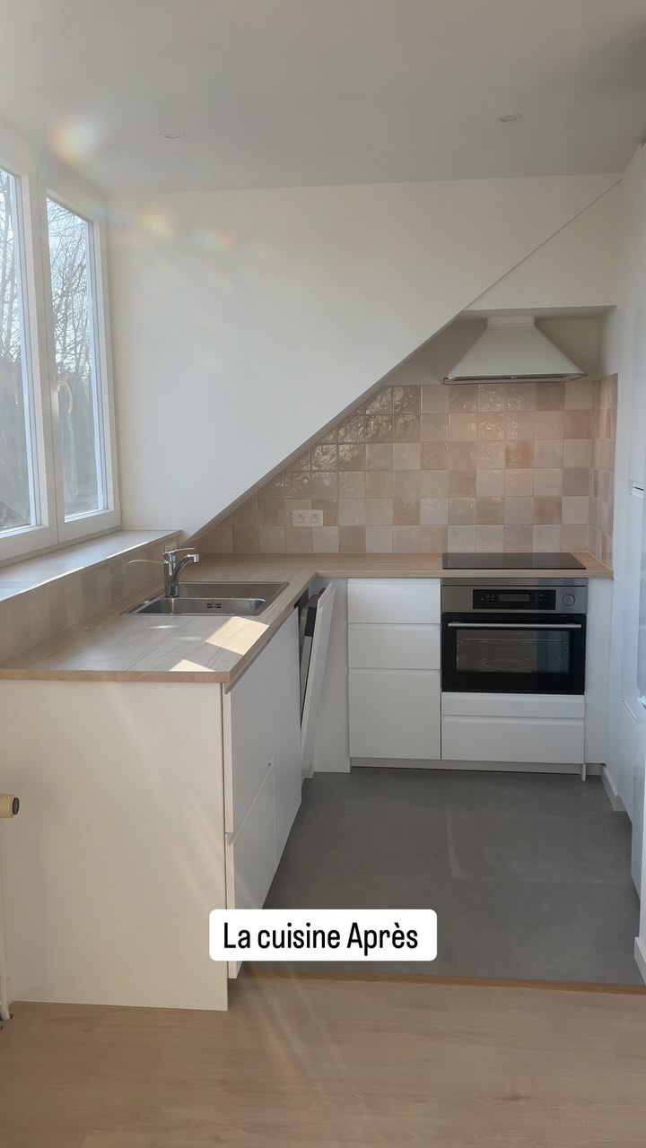 🏡 Avant / Après : Transformation d’un appartement bruxellois 🤩
Cet appartement destiné à la location avait besoin d’un bon coup de frais, et le résultat est bluffant !
✨ Ce que nous avons fait :
✅ Ouverture de la cuisine sur le séjour pour plus de lumière et de rangement
✅ Création d’une vraie chambre fermée avec rangements intégrés
✅ Transformation de la salle de bain en salle de douche pour optimiser l’espace et la praticité
L’appartement est méconnaissable ! Un vrai coup de jeune qui le rend plus moderne, fonctionnel et lumineux.
Qu’en pensez-vous ? Vous aimez ce genre de transformations ? ✨👇
#Rénovation #AvantAprès #HomeMakeover #Bruxelles #Déco #Transformation
#belgique #architectedinterieur #décoratricedinterieur #rénovation #amenagementinterieur #travaux #travauxappartement
