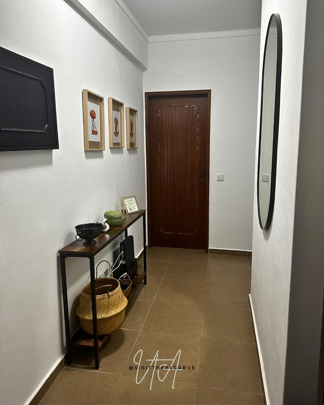 Step into our Algarve oasis!🌿 Our little entryway keeps it simple but cozy—just the right vibe before heading out (or coming back from) a day in the Algarve✨
•
•
#VisitTheAlgarve #AlgarveLiving