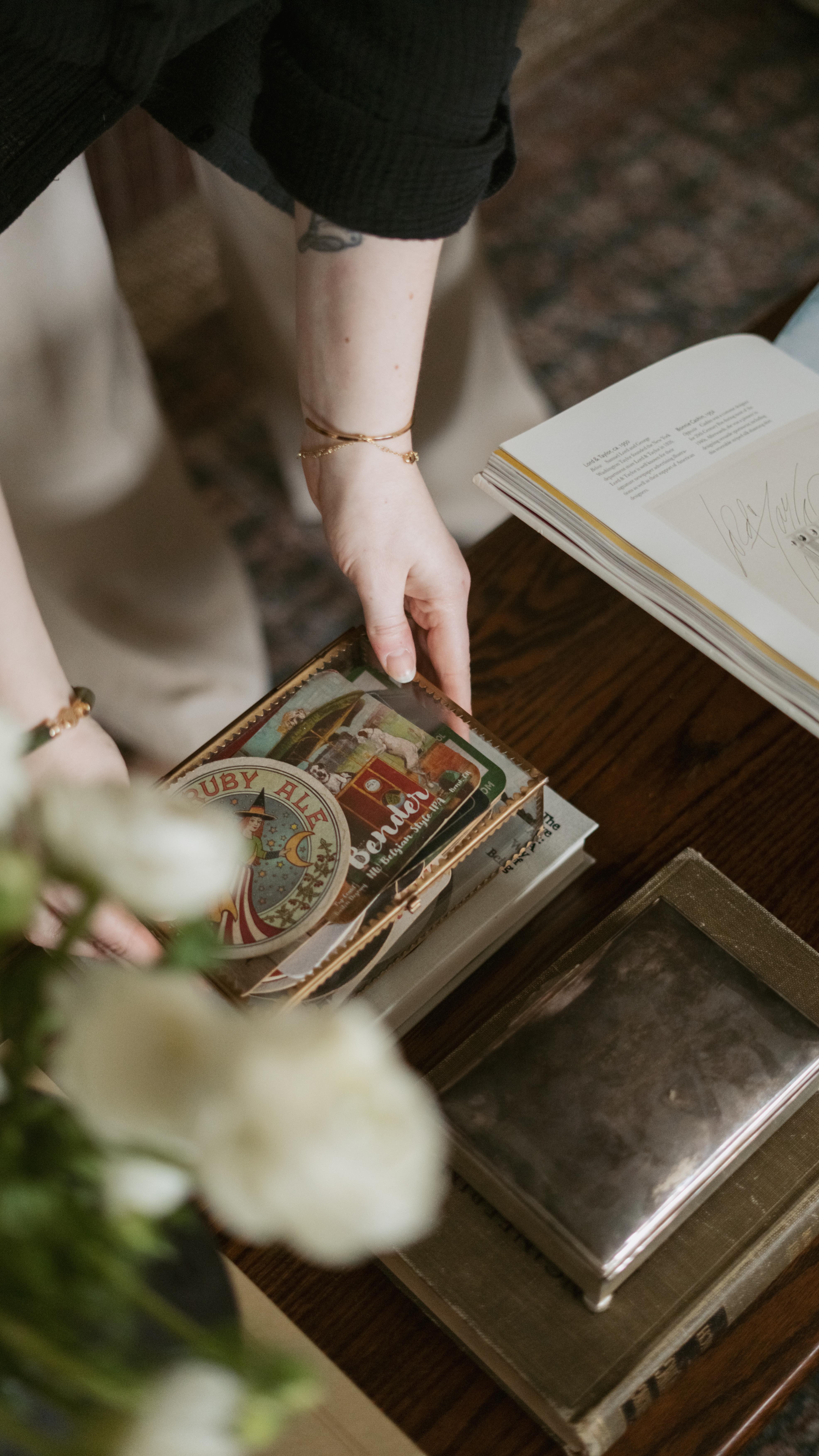 A little coffee table styling ASMR for your Friday afternoon 🎧