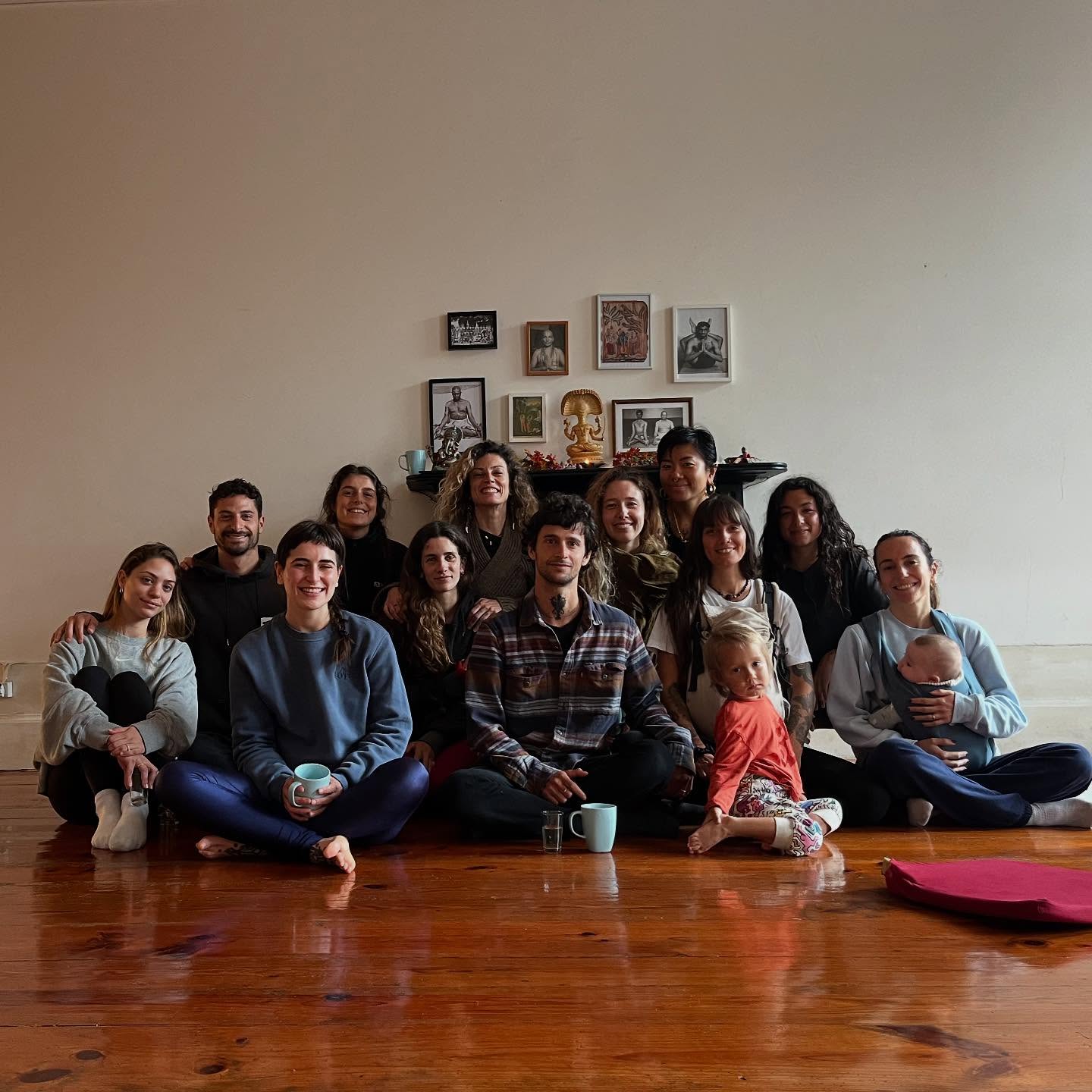 Sangha – uma comunidade unida pela prática. ✨
Esta semana foi um regresso às raízes do nosso shala. Obrigada, Sérgio e Vanessa, por este workshop intensivo e por tudo o que construíram. Foram vocês que deram início ao Ashtanga Yoga Porto, criando um espaço onde a prática se fortaleceu e os laços se formaram. Hoje, seguimos esse caminho juntos, honrando esse legado com dedicação e constância.
Gratidão a todos os que participaram, aos que estão aqui desde o início e aos que continuam a manter viva esta energia. O Ashtanga Yoga Porto é a casa de todos nós, e esperamos recebê-los novamente em breve. ❤️🙏🏻