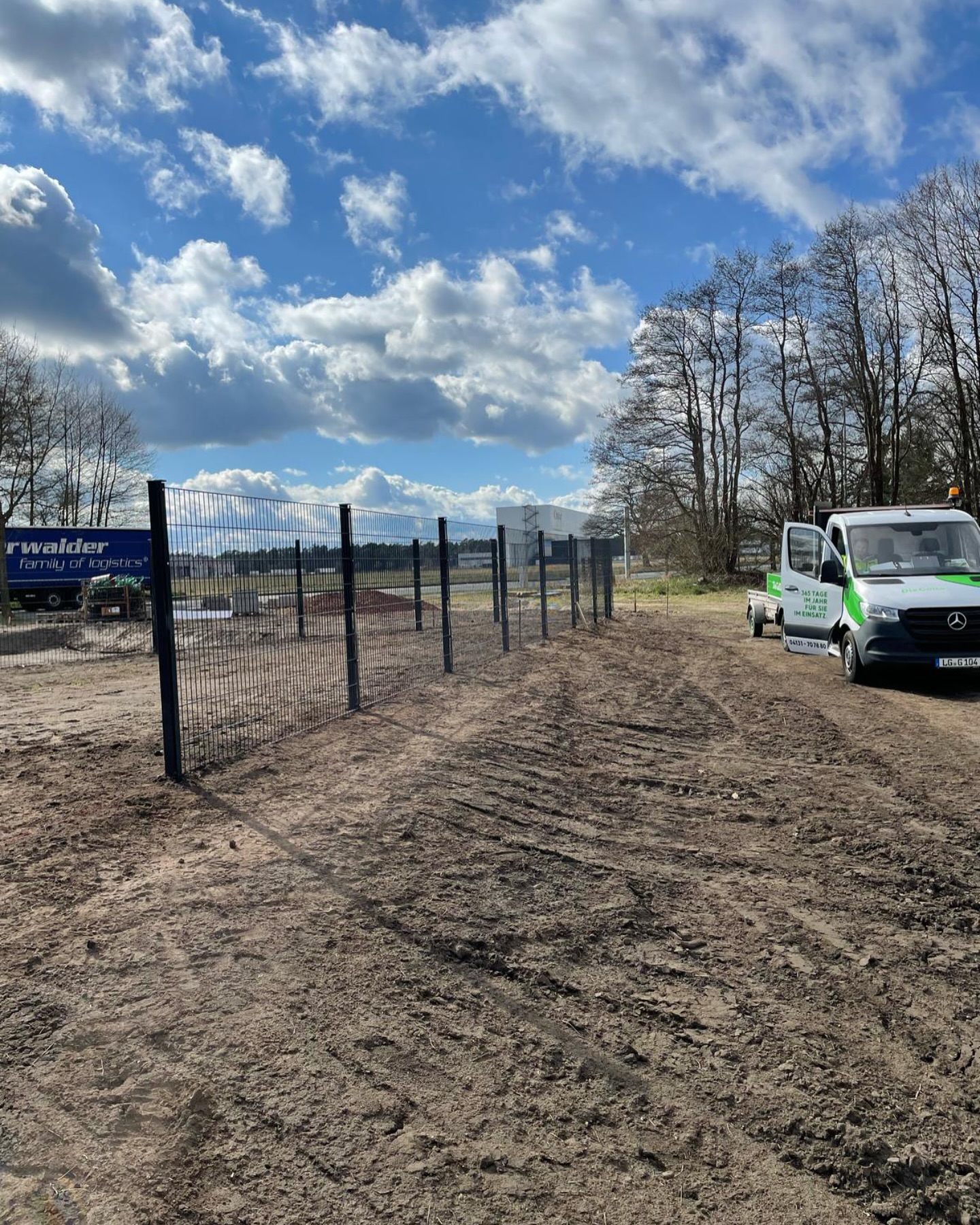 Projektstart an der Rettungswache Gallin – klare Linien, starke Ausführung.
In Gallin, Mecklenburg-Vorpommern, sind wir aktuell mit dem Bau einer Doppelstabmatten-Zaunanlage rund um die neue Rettungswache beschäftigt. Insgesamt entstehen über 110 Meter Zaun, 1,60 m hoch, inklusive mehrerer Toranlagen mit elektrischem Türöffner.
Der Zaun bildet nicht nur eine äußere Grenze, sondern auch den ersten sichtbaren Eindruck der neuen Anlage – geradlinig, funktional und hochwertig. Die Ausführung erfolgt mit feuerverzinkten Stahlgittermatten, massiven Pfosten und Einzelgründungen – für ein langlebiges Ergebnis, das genauso zuverlässig ist wie der Einsatzort selbst.
Neben dem Zaun gehören auch begrünte Flächen und Fahrradabstellmöglichkeiten zum Projekt. Die Kombination aus Funktion, Gestaltung und robuster Technik zeigt: Außenanlagen können mehr als nur „drum herum“.
Wir freuen uns, dieses Projekt für den Landkreis Ludwigslust-Parchim umsetzen zu dürfen – mit Know-how, Liebe zum Detail und viel Handwerkspower.
Die Gollo – 365 Tage für Sie im Einsatz!
#Zaunbau #Doppelstabmatte #Gallin #Rettungswache #Galabau #GolloMachtDas #Landschaftsbau #diegollo #FunktionTrifftForm #Lüneburg #vastorf #gollogartenbau #ausbildung #365tagefürsieimeinsatz