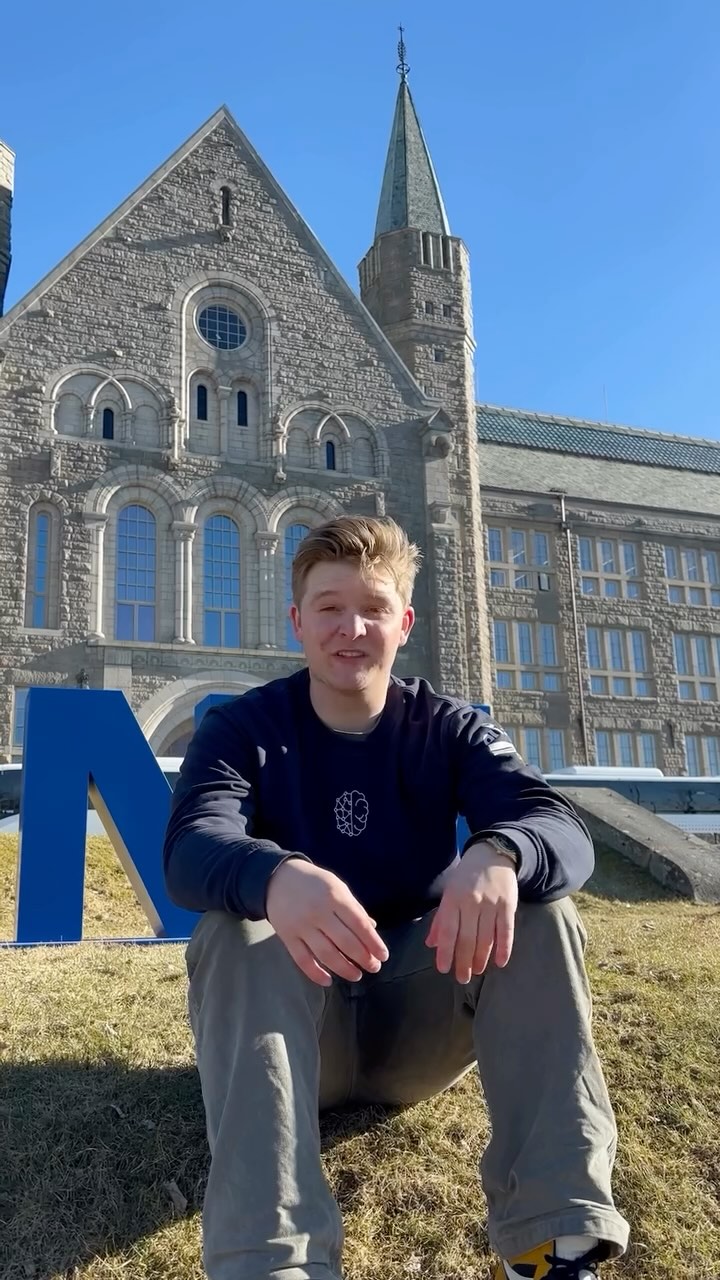 Skal du skrive master neste år og er usikker på hva du skal skrive om? Eller hvordan det egentlig er å skrive master? 🫣 Frykt ikke! Vi arrangerer Master Safari i år igjen, hvor du får muligheten til å oppdage spennende oppgaver om AI, speeddate med potensielle veiledere og høre fra tidligere masterstudenter om deres erfaringer🕺🏼 Påmeldingen er allerede åpen💙 Sjekk ut link i bio!
