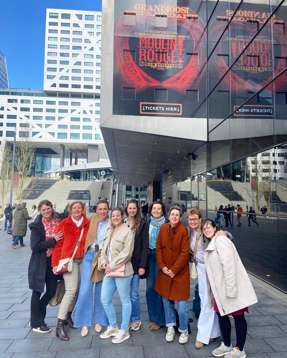 Afgelopen weekend hebben Anke en Heleen ons verrast met een bedrijfsuitje naar musical de Moulin Rouge.♥️💃🌹 Onze nieuwe collega Femke ging uiteraard ook mee!