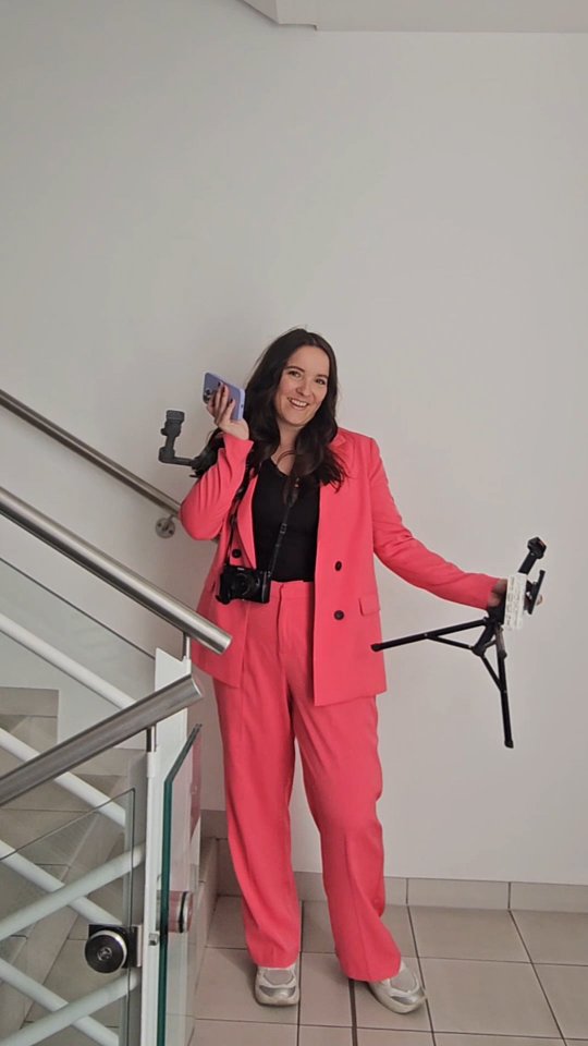 Huch...fast ohne Equipment raus gegangen. Aber nur fast 😅 📲📸🎬💡
Was habt ihr immer dabei @work? ☺️
#socialgirls #ausgefuchst #agenturausgefuchst #socialmediaequipment #socialmediamarketing #socialmediacreative #drehtag #tirol