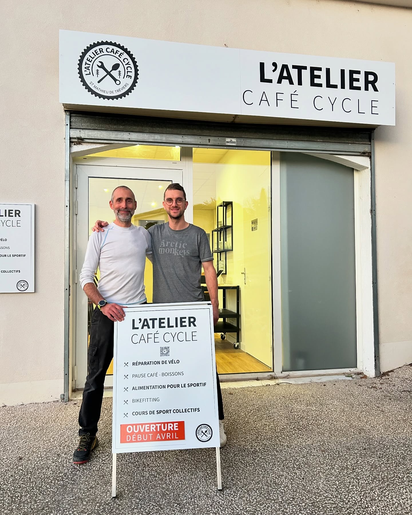 L’Atelier Café Cycle 🔧 ☕️ 🚴♂️
Ouvre ses portes ce mardi 31 mars 2025 à Saint-Mathieu de Tréviers ! 176 rue de l’amandier, nous sommes sur votre parcours vous ne pourrez pas nous louper 🙂 ! Vous êtes les bienvenues pour faire une pause café, consommer des produits pour les sportifs, réserver un RDV bike fitting avec notre kiné spécialisé (@thomas.zimmermann ) et faire réparer votre vélo par Armand (@pignon.fute ), notre technicien cycle
À très bientôt 🙂 !