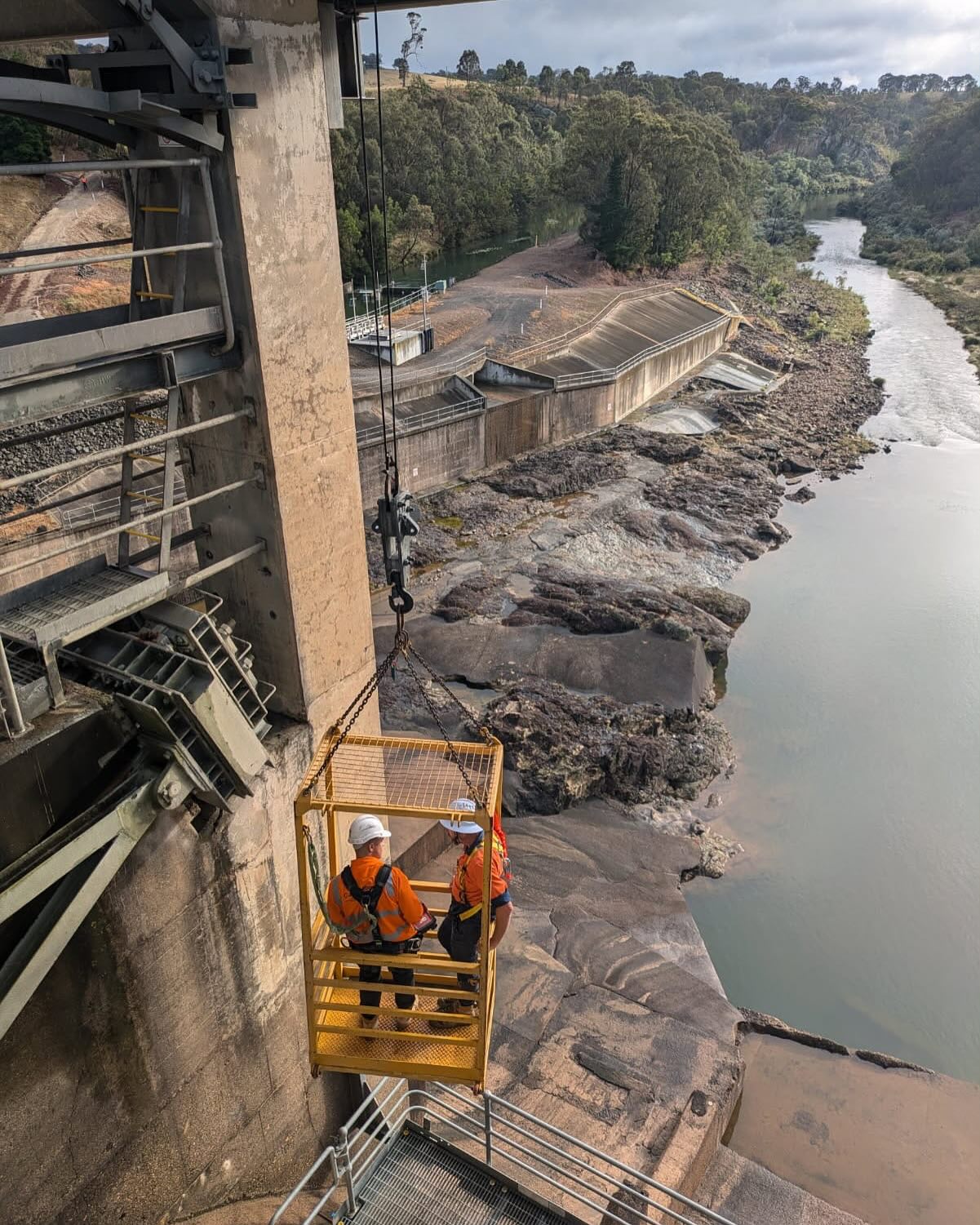Not your everyday office view 🏗️ Concrete scanning at heights on a dam wall.
#cuttingforce #cutting #tyrolit #hilti #australia #melbourne #gippsland #traralgon #coredrilling #cutting #grinding #concrete #scaning #flushcutting
#ringsawing #wiresawing #handsawing #roadsawing #generator #furphy #site #construction
