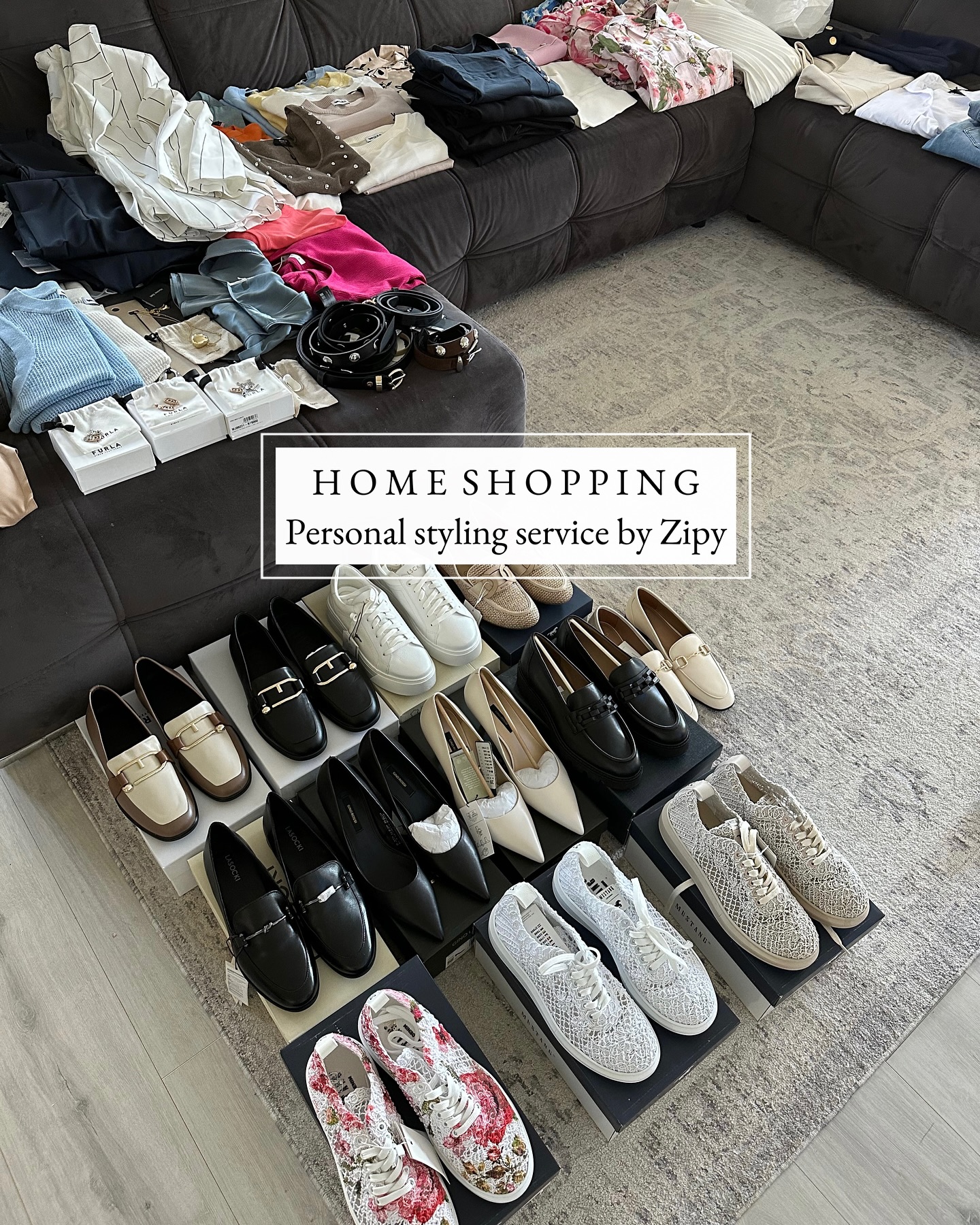 Home Shopping stylistszolgáltatás képekben.➡️
Home shopping, azaz ruha vásárlás az otthonod kényelméből.😉🛍️👗👔Előre kiválogatom a számodra legmegfelelőbb ruhákat, cipőket, kiegészítőket, amelyekkel együtt érkezem az otthonodba. Egy gyors kipakolás után kezdődik a ruhák felpróbálása és a styling, azaz hogy mit mivel viselj. A kedvenc összeállításaidat meg is vásárolhatod természetesen. Te kipróbálnád ezt a stylistszolgáltatást?😉 #wadrobestylist #stylist #stylistlife #homeshopping #stylistservice #budapest #personalshopper #personalshopping #fashion #divat