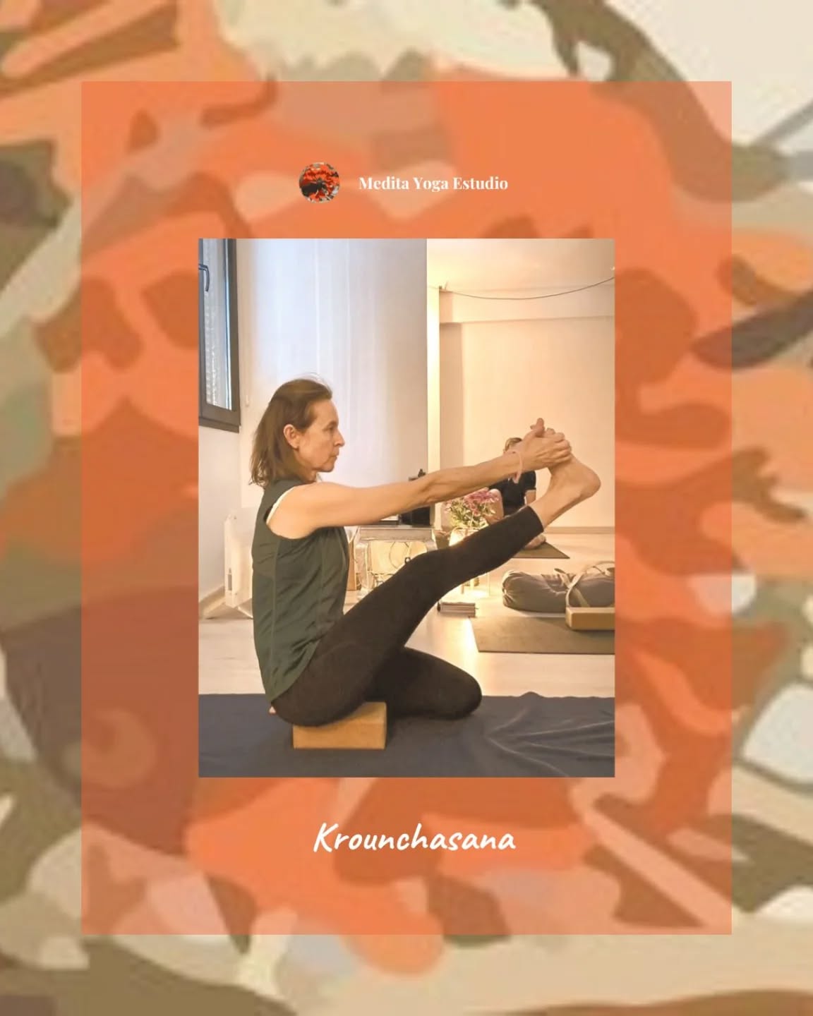 🦢 KROUNCHASANA— Postura de la Garza:
Una asana desafiante que combina fuerza, flexibilidad y atención plena. En esta postura, trabajamos profundamente la apertura de la parte posterior del cuerpo, al mismo tiempo que activamos el centro y la estabilidad interna.
🔹 PASO A PASO:
1. Siéntate en Dandasana (postura del bastón), con la espalda erguida.
2. Dobla una pierna hacia atrás como en Virasana, con el empeine apoyado junto al glúteo.
📸 Nota: si la pelvis no se mantiene neutra o hay presión en la rodilla, siéntate sobre un bloque o manta doblada para elevar los isquiones y liberar tensión.
3. Flexiona la pierna extendida, sujeta el pie con ambas manos (puedes usar una cinta si es necesario).
4. Inhalando, alarga la columna; exhalando, estira la pierna hacia arriba, manteniendo el pecho abierto.
5. Permanece de 5 a 10 respiraciones, manteniendo la firmeza en la base y suavidad en el rostro.
🧠 BENEFICIOS DE KROUNCHASANA:
- Estira intensamente los isquiotibiales, gemelos y músculos de la espalda baja.
- Mejora la digestión al comprimir el abdomen.
- Fortalece los flexores de la cadera y el transverso abdominal.
- Estimula la introspección y la concentración, ayudando a equilibrar el sistema nervioso.
💡 Es una postura ideal para quienes quieren trabajar la movilidad de la cadera y el control del tronco, especialmente útil como preparación para asanas más avanzadas de equilibrio o flexión profunda.
Explora tu práctica con precisión y escucha 🙏
🧡 Te esperamos en Medita Yoga Estudio.
#yoga #yogavalencia #Krounchasana #hathayogavalencia