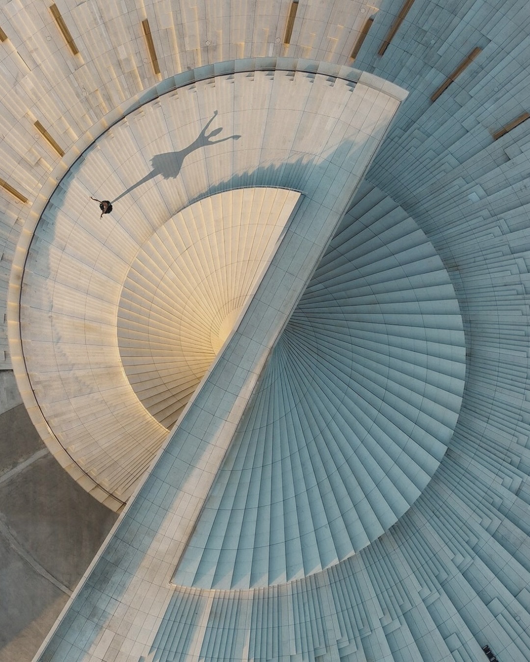 Shanghai Grand Opera House – Un chef-d’œuvre contemporain signé Snøhetta.
Conçu par le célèbre cabinet d’architecture norvégien Snøhetta, le Shanghai Grand Opera House s’inscrit dans la continuité de projets emblématiques tels que l’Opéra National d’Oslo, l’Opéra de Busan en Corée du Sud, ou encore le Théâtre Nanterre-Amandiers à Paris.
Installé dans le quartier d’Expo Houtan, au bord du fleuve Huangpu, le bâtiment se distingue par sa forme en éventail ouvert, évoquant le mouvement gracieux de la danse. Il abrite trois salles : une salle principale de 2 000 places, une salle de 1 200 places et un espace plus intimiste de 1 000 places dédié aux formes expérimentales.
Le toit du bâtiment a été conçu comme une place publique ouverte à tous, offrant une vue panoramique sur la ville et devenant un lieu de vie à part entière pour les habitants.
🔍 Fait intéressant : La nuit tombée, les tours de scène deviennent des lanternes lumineuses visibles depuis toute la ville, créant un dialogue poétique entre l’architecture et le paysage urbain.
#ShanghaiGrandOperaHouse #Snøhetta #ArchitectureCulturelle #DesignContemporain #InvestissementsDurables #GaronSA #ArchitectureIconique #InvestirEnCulture #BâtimentsPublics