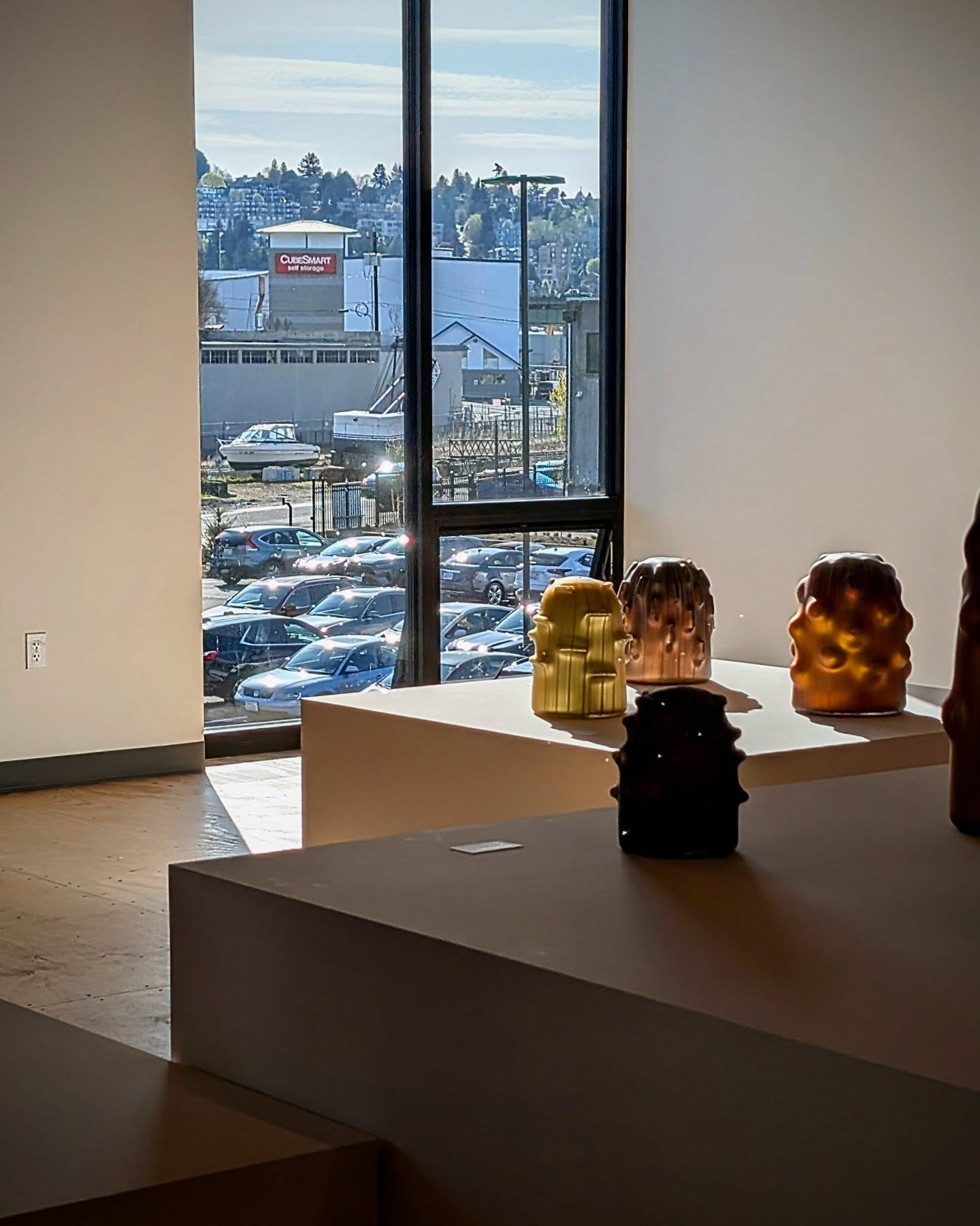 The view from @georgewilliambellstudio show at @vetriglass & @travergallery new location was incredible. The work and the crowd (and the cake too) were epic. Will pretty much put does him self everytime he puts on a show, and this current path his work is on is awesome to follow.
.
#art #design #gallery #opening #show #glassblowing #gwb