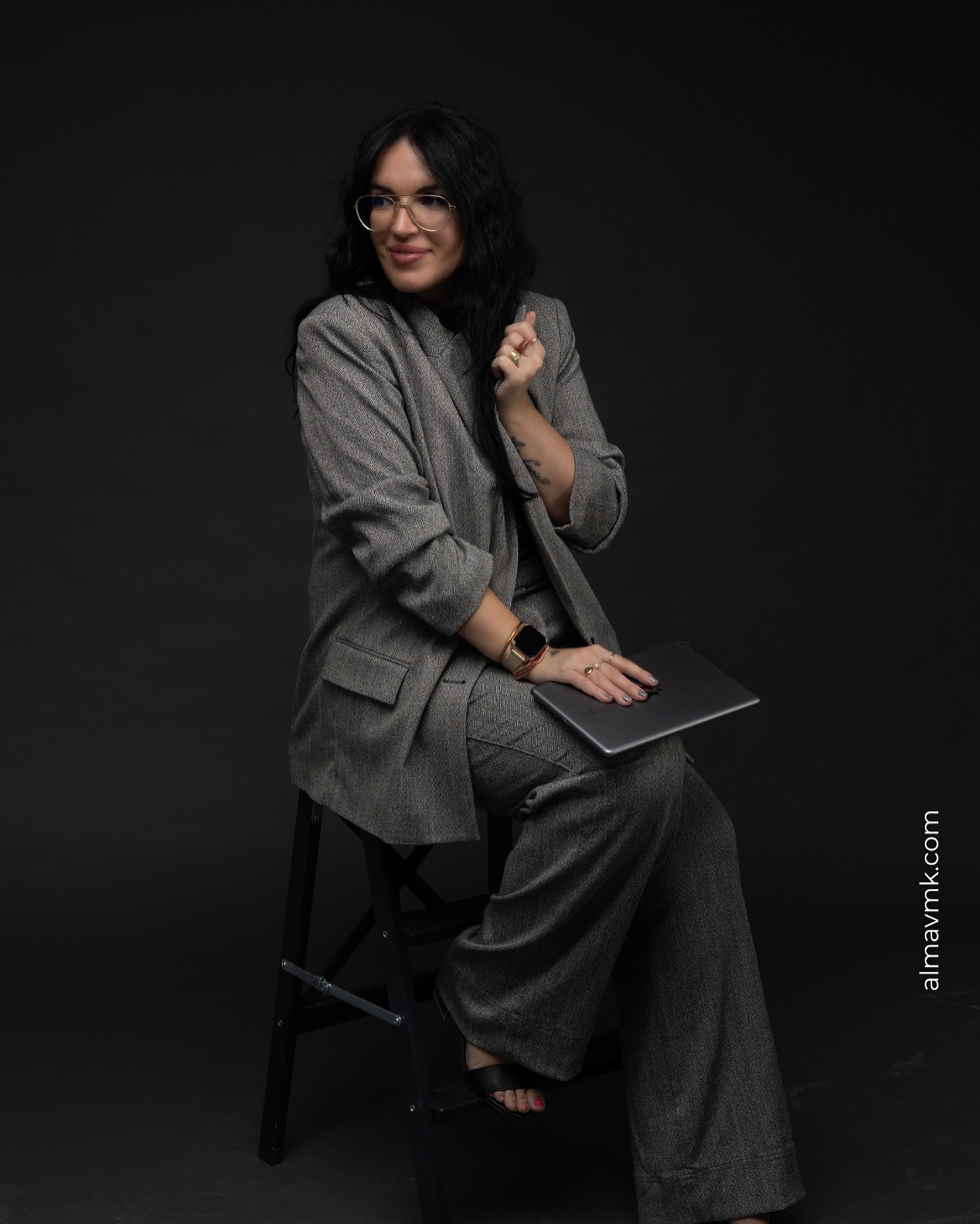 Secretul succesului nu e sexy. (¬‿¬) Nu vine cu un titlu catchy și nu-l găsești într-un hack de 5 minute.
Adevărul e simplu: rezultatele vin când faci lucrurile „plictisitoare” în mod constant. Zi după zi. “( ◡̀_◡́)ᕤ
Când toți ceilalți caută scurtături, tu îți vezi de drum. Da, știu cât de tentant e să sari etape. Am încercat. Nu mi-a ieșit. De fiecare dată. (ಥ_ಥ)
Dacă aș putea să-mi spun ceva mie de acum câțiva ani, ar fi asta: progresul real nu vine din trucuri sau soluții magice. Vine din consecvență.
📌 Cifrele de venit nu explodează dintr-o campanie genială. Ele sunt rezultatul fundației puse cu un an înainte, hai 6 luni.
📌 Nu poți obține un corp fit după o săptămână de antrenamente intense.
📌 Nu înveți pentru examen cu o noapte înainte și speri la un 10.
Creșterea reală vine când construiești sisteme care funcționează zi de zi, fără excepții.
Știu, tentația e mare: să urmărești tactica aia rapidă care îți rezolvă luna asta. Dar de multe ori o plătești cu viitorul.
💭 Istoria arată că nu sunt „secrete” – doar muncă pe termen lung, făcută de puțini, pentru că majoritatea renunță. (⁎⚈᷀᷁ᴗ⚈᷀᷁⁎)
Așa că, dacă vrei să ajungi departe, învață să te îndrăgostești (。♥‿♥。) de lucrurile „plictisitoare” pe care alții le evită.
#consistency #autenticity #longterm #digitalmarketing #boutiqagency