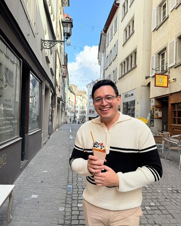 From Colombia 🇨🇴 to Zurich🇨🇭 — our amazing customers come from all over the world to try Tot’s Chimney Cake Coffee, and we love it! Thank you dear @jimcastellanos for these amazingly beautiful memories, see ya soon!💞
This sweet traveler came all the way from Chile and made sure to stop by for our freshly made, one-of-a-kind Chimney Cakes. It’s becoming a must-do when you’re in Switzerland — a hidden gem in the heart of Zurich!
If you’re around, come say hi, grab a warm Chimney Cake, and experience the magic yourself. You’ll see why it’s a treat worth the trip.
More info & opening hours on our website — link in bio!
#TotsChimneyCake #ZurichEats #SwitzerlandFoodie #ChimneyCakeLove #TravelTreats #MustVisitZurich
#ZurichEats #ZurichFoodie #FoodZurich #ZurichRestaurants #ZurichCafe #ZurichDesserts #ZurichLife #ZurichFoodLovers #ZurichCityGuide #ZürichGenuss #ZürichFoodScene #ZürichErleben #SwitzerlandFoodie #SwitzerlandEats #SwissGastronomy #SwissDelights #VisitZurich #TasteZurich #FoodLoversSwitzerland #GastronomyZurich #SweetZurich #ZurichLifestyle