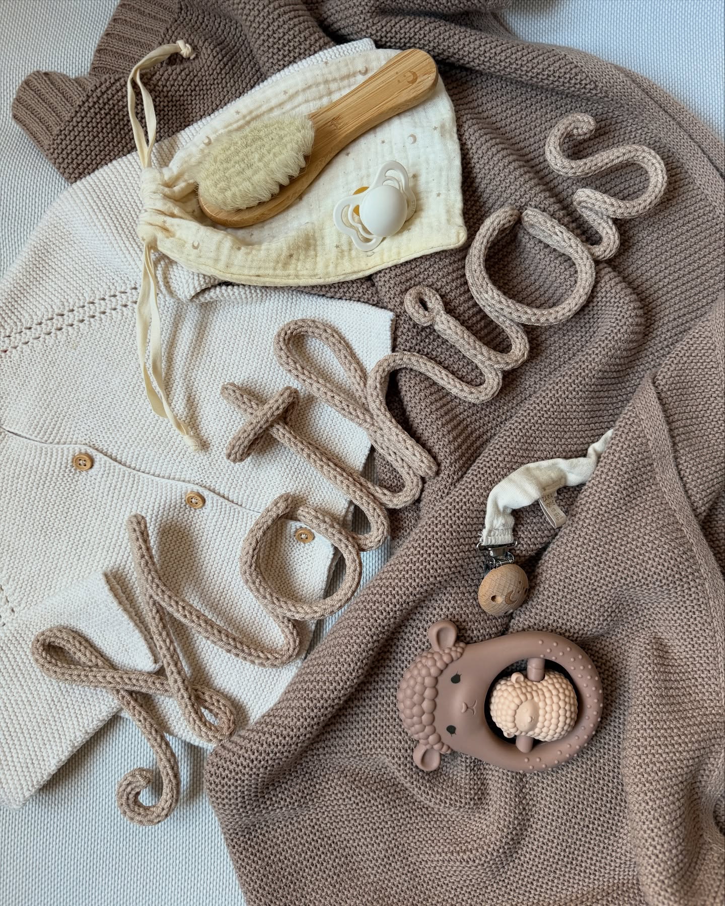 Fakt: Za poslední měsíc jsem vyrobila více jmen pro chlapečky než pro holčičky.🤔
Ale kde jste, maminky holčiček? 💕 Představte si jemná pletená písmenka ladící s dětským koutkem, něžné tóny růžové, béžové nebo třeba levandulové… Každé jméno tvořím na míru, takže si můžete vybrat barvu přesně podle svých představ.
Tak co, jaké jméno mi svěříte příště?✨