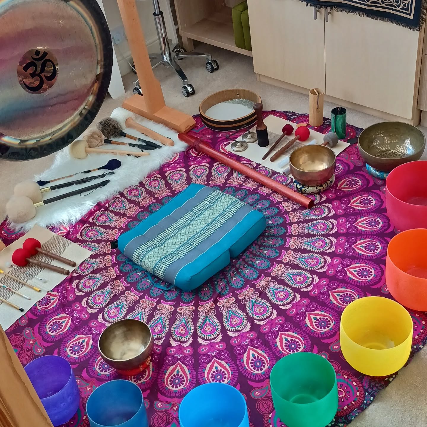 Enjoying this sunny Friday afternoon preparing for my next sound bath: Monday 7th April - 7pm at Lee Complementary Health Centre @complementaryhealthcentre Tickets £20 via the website in my bio.
I'll be bringing my Paiste Om gong to promote a sense of connection with the universe. Om šļø is the primordial, cosmic sound of creation and the foundational vibration from which all other sounds emerge. In India, it is traditionally believed that the sound of the gong is symbolic of the force that created the universe. The gong is representative of creation and listening to its sound is believed to connect the listener's essence to the potential creativity, abundance and liberating knowledge of self-realisation.
I'm often asked if I benefit from the sounds I'm creating during a session and the answer is "absolutely, yes, I am!" The sounds that emanate from my gongs are diverse and all useful in a session - ethereal, haunting, energising, menacing, calming, releasing, cleansing, relaxing, peaceful... the list goes on. I often find myself transported elsewhere when I'm playing gongs - absorbed by the sound and carried into a deep state of relaxation and self-reflection. š§āāļø
Join me (or find a sound bath near you) and discover the benefits for yourself.