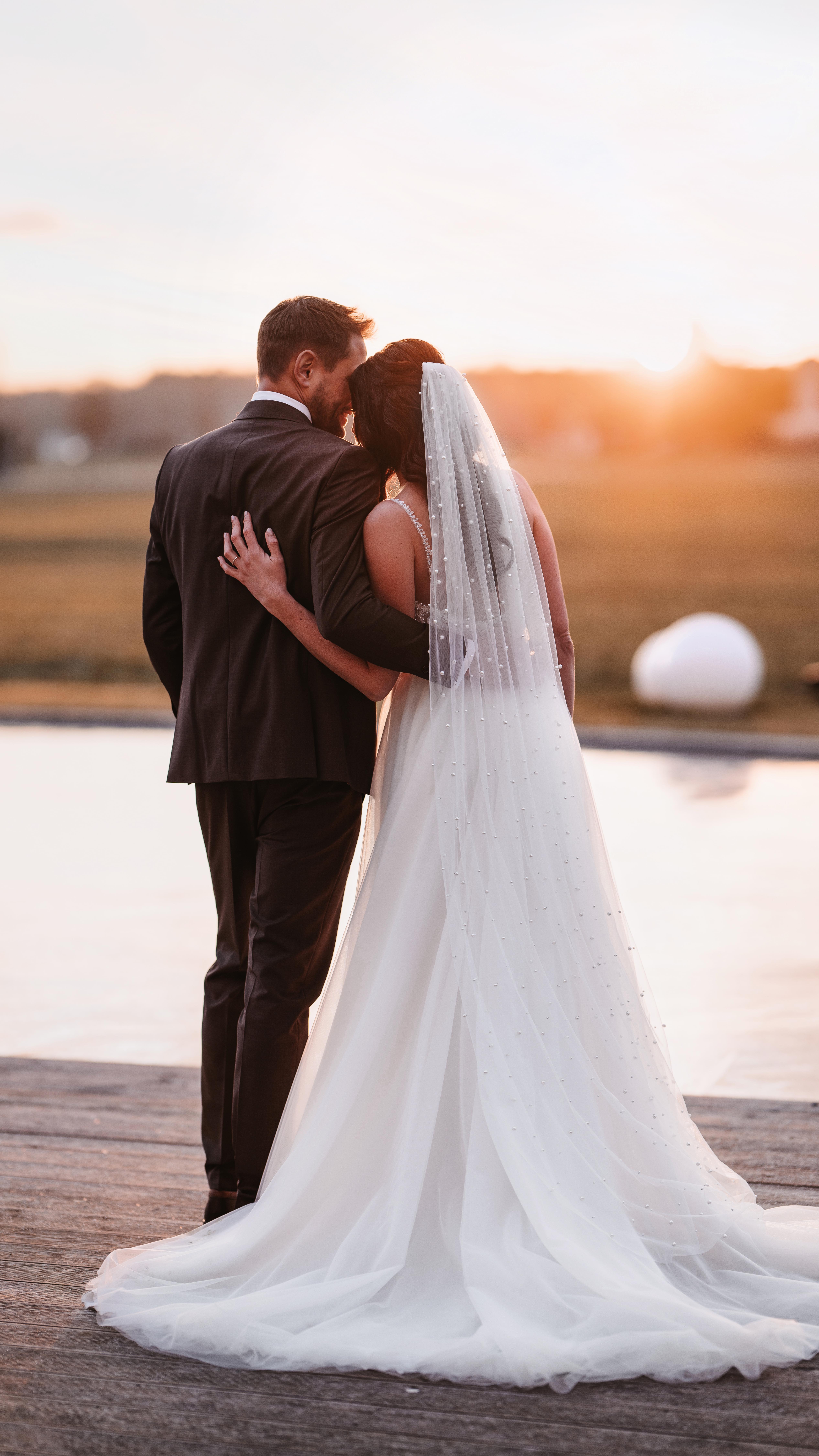 Ein ganz besonderer Tag - eingefangen für die Ewigkeit ✨ Dieser Highlight-Film von Michaela & Herbert zeigt all die kleinen Momente, die in ihrere Gesamtheit den Tag zu etwas ganz Großem gemacht haben. Ein solcher Kurzfilm eignet sich hervorragend, um all eure Momente in einem schönen und bündigen Video zusammenzustellen. Diese Art von Video eignet sich super als Kombination mit einer fotografischen Begleitung, denn ihr bekommt beides in meinem Stil ✨🤍
.
.
.
#HochzeitsfotografAugsburg
#HochzeitsfotografieAugsburg
#AugsburgWeddingPhotographer
#HochzeitAugsburg
#HochzeitsfotografBayern
#WeddingPhotographerGermany
#HochzeitsbilderAugsburg
#AugsburgBride
#HochzeitsfotografDeutschland
#WeddingPhotographyAugsburg
#BrautpaarshootingAugsburg
#HochzeitsreportageAugsburg
#HochzeitsfotosBayern
#WeddingInspirationAugsburg
#HochzeitsfotografAllgäu
#AugsburgWedding
#HochzeitsfotografieBayern
#TraumhochzeitAugsburg
#NatürlicheHochzeitsfotografie
.
.
.
Organisation und Planung:
@raya_dimitra_weddings @anjas_eventfloristik_blumalodn
Modelpaar: @michaela_portenkirchner und @herbert.hartl
Anzug: @mode_burkhard
Brautkleid: @einzelstueck_brautmode
Blumen: @anjas_eventfloristik_blumalodn
Deko: @dekomoments.de
Location: @lenderstuben
Torte: @marions_tortenmanufaktur
Styling: @tinagaertner.brautstyling
Papeterie: @kreativesvonlinda_wedding
Traurednerin: @melissa_ratsch_freierednerin
Sängerin: @rayadimitra
Schmuck: @sophia_singer_jewelry