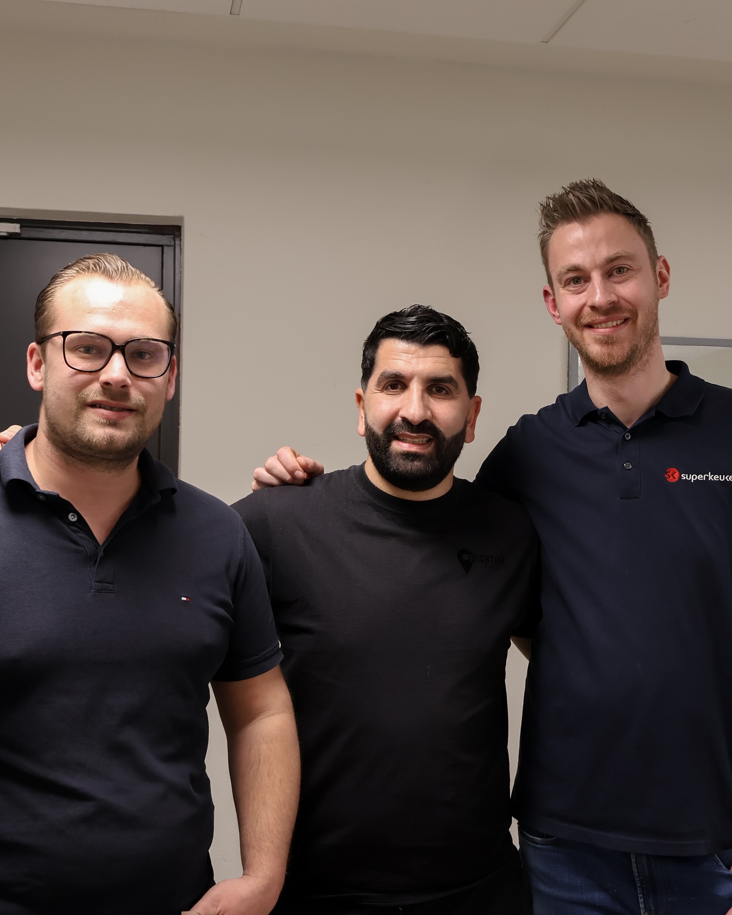 Onze droomkeuken is werkelijkheid!
Dankzij de steun van o.a. het Zadelhoff Familiefonds, @superkeukensarkel en @allom_keukenmontage hebben we een prachtige nieuwe keuken – en dat hebben we goed gevierd! 🎉
Jorik den Braven, medewerker én chef bij Superkeukens Arkel, kookte een fantastisch diner tijdens de feestelijke opening! 👨🍳
Deze keuken is niet zomaar een upgrade, het is een volgende stap in de vernieuwing van ons pand, waar we nog jaren plezier van gaan hebben. 🙌
👉 Benieuwd hoe het eruitziet én wie dit mogelijk maakten?
Lees het hele verhaal op onze website via de link in onze biografie!
.
.
.
.
#StichtingBoukie #Gorinchem #Nieuwekeuken #verbouwen #blogpost #superkeukens #buurthuis
