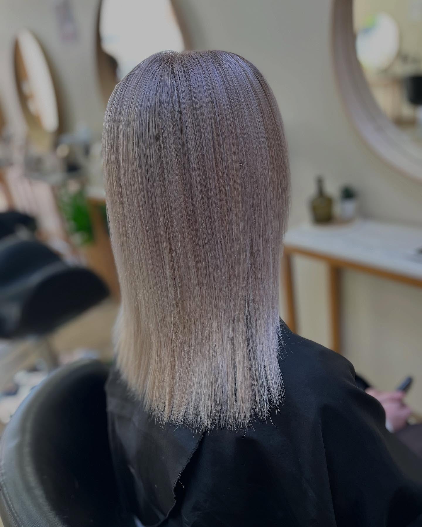 Babylight blond polaire
Notre cliente n’a pas souhaité couper ni fais de soin pour aujourd’hui,
Magnifique transformation blonde 🥶❄️💎#blondpolaire #blonde #coiffure #froid