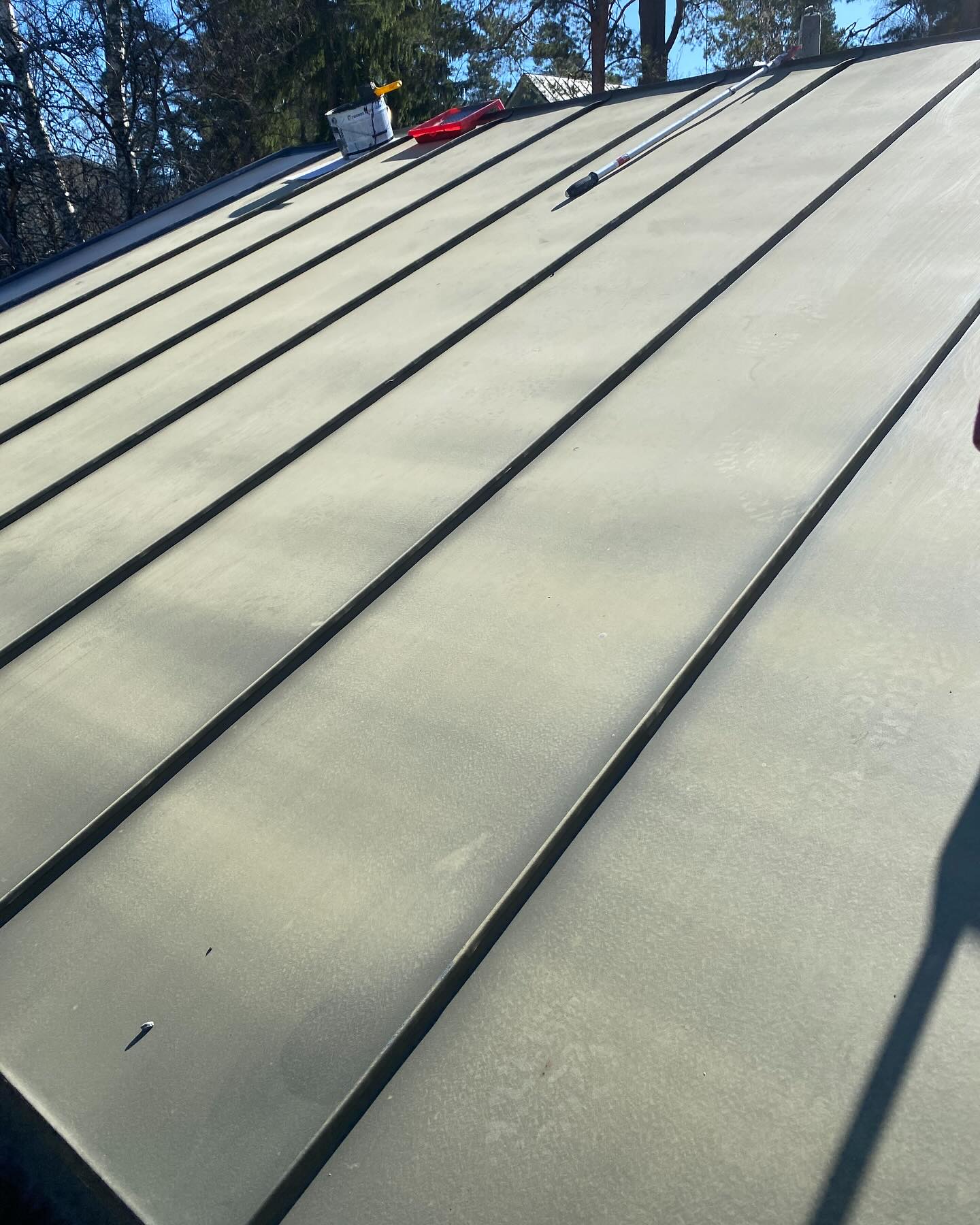 Kevät on hyvää aikaa tehdä mm. kattojen huoltoa. Huolellinen pesu, pienet ruosteet hiottiin pois, paikkausta ja maalaus. Näyttää paljon paremmalle kuin aiempi auringonpolttama katto ☀️😎👌