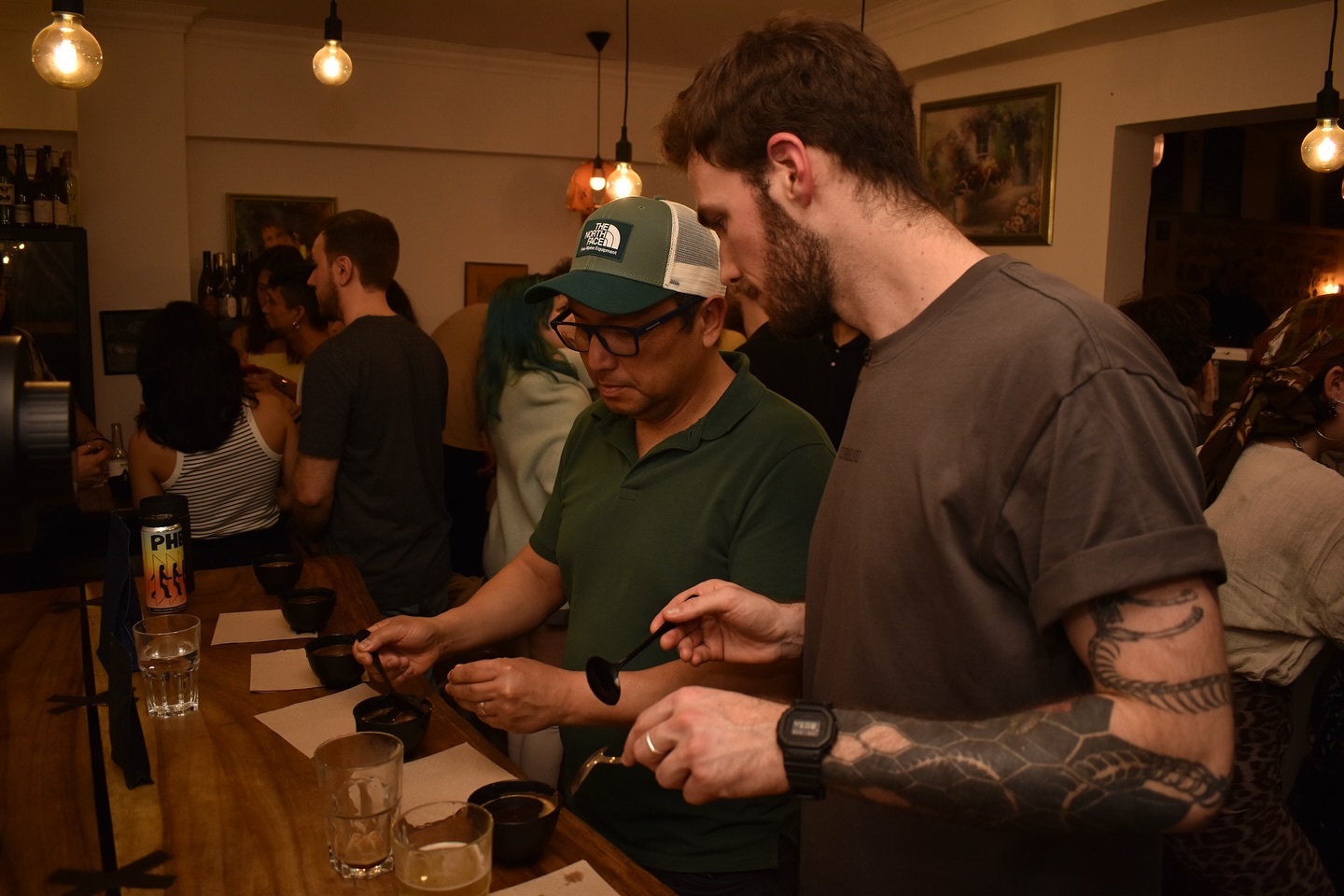 Merci à tous et toutes d’avoir participé mercredi dernier à l’inauguration de notre coffee shop chez @lefav_montpellier en collab avec @quasi.coldbrew .
C’était un vrai plaisir de voir autant de nos amis baristas et de nos clients réunis au même endroit autour de notre passion commune.
En particulier merci à @origen.import @montista_torrefaction @dyade.coffee @buncafe pour les échantillons de café.
À très vite !
L’équipe Corbeau
Crédits : @_alpha.kappa_