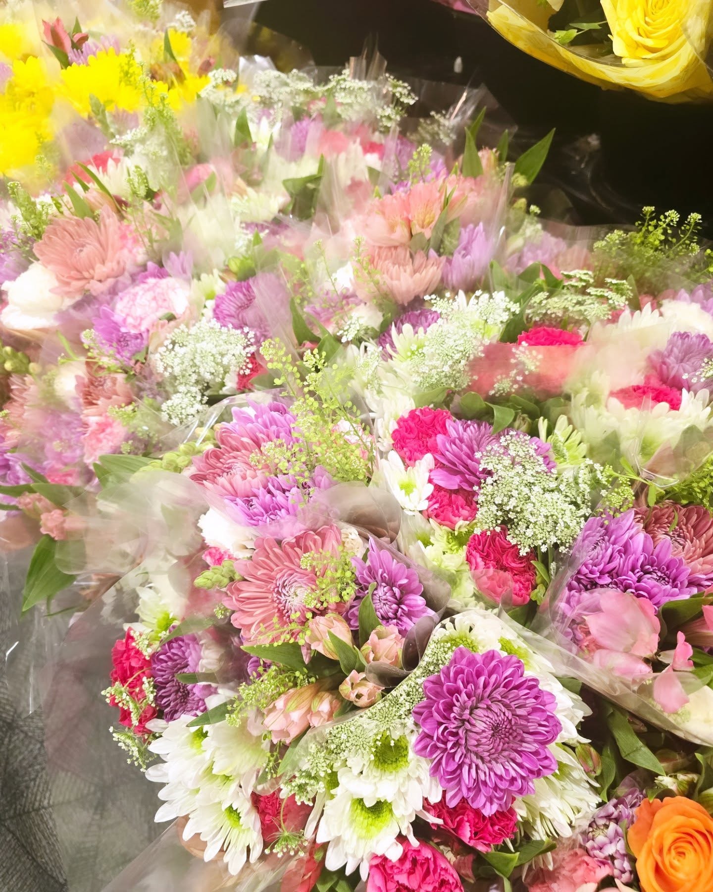 When weather is bad, grab a bouquet to make someone's day brighter💐
#bouquet #flowers #TrulyGoodGifts #makesomeonehappytoday