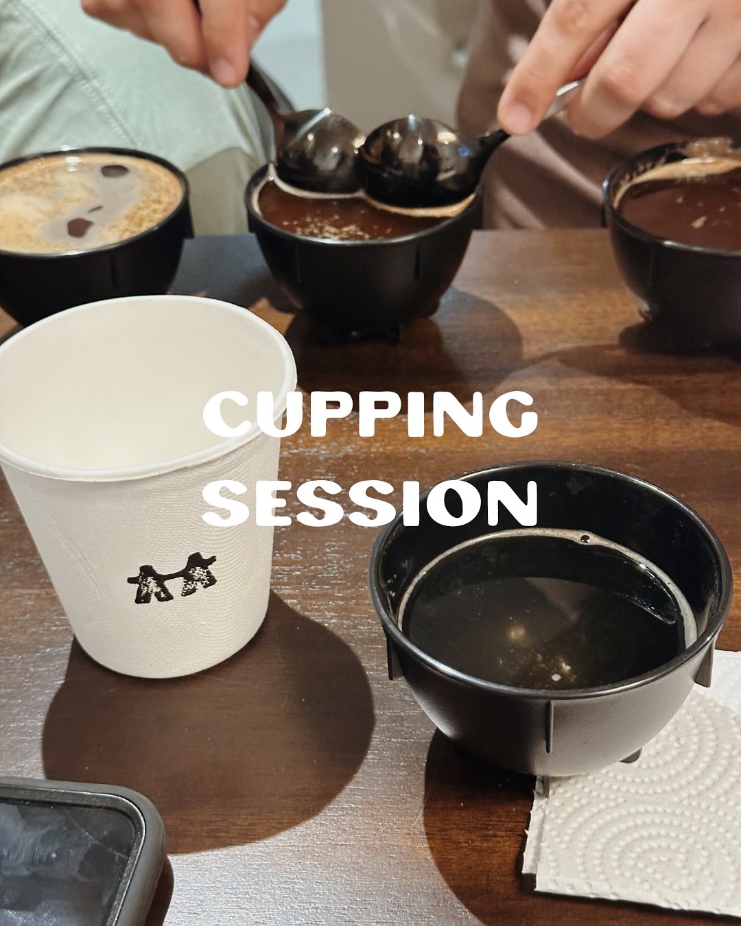 Recientemente hicimos una sesión de catación — una cata profesional donde evaluamos el aroma, sabor, acidez, cuerpo y otros atributos del café para descubrir perfiles únicos.
La catación nos permite conectar profundamente con el origen de cada café y asegurarnos de que cada elección refleje la calidad y propósito de nuestra marca.
En esta cata estuvimos probando cafés nuevos que podrían formar parte de JUNTOS … y hay unos que nos tienen muy emocionados!!
Pronto les compartiremos más, pero por ahora les dejamos un pequeño vistazo de este proceso.