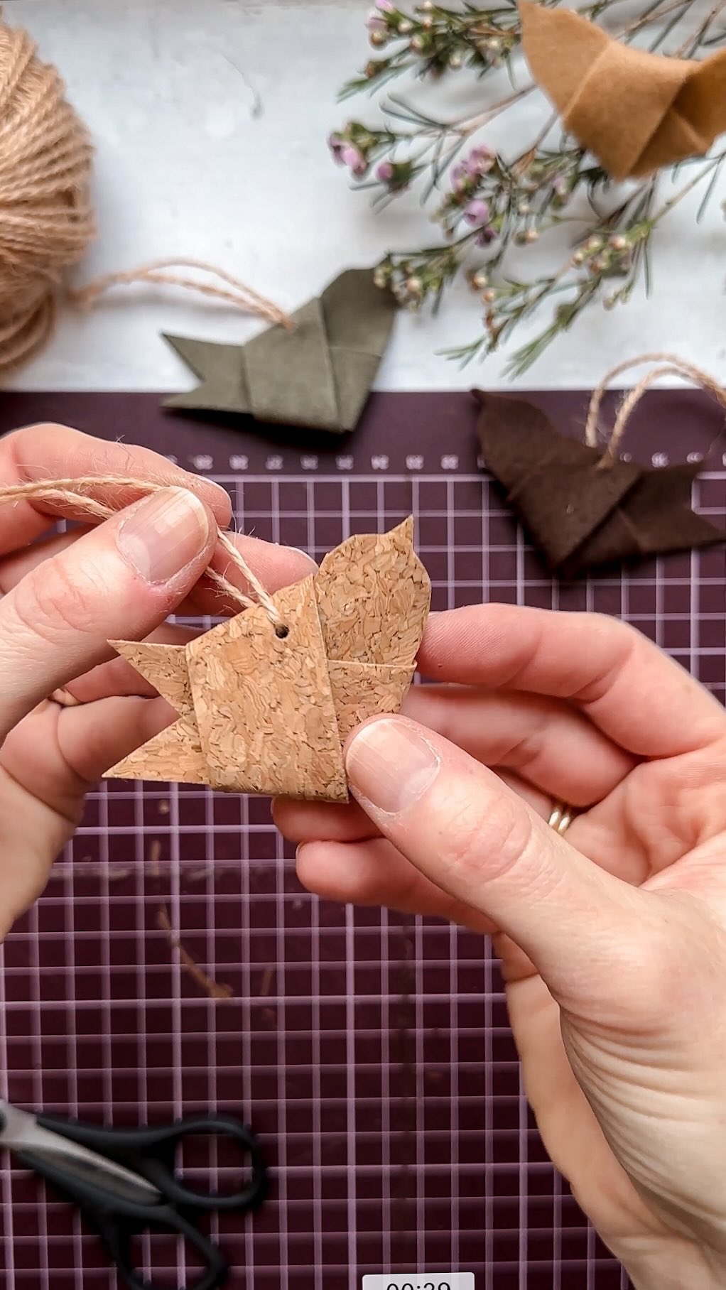 5 Min DIY mit Stoffresten 🐦
Ich zeige dir, wie du in wenigen Schritten und mit wenig Material super niedliche Vogelanhänger basteln kannst.
Nachhaltig und perfekt für als Osterdeko oder als Geschenkanhänger. Lass dich inspirieren und folge mir gerne für mehr kreativen Ideen! 🌷
#lieselou #stoffreste #stoffresteverwertung #diyfürkinder #bastelnmitkindern #vögelanhänger #frühlingsbote #Nachhaltigkeit #lederreste #Upcycling #upcyclingideen