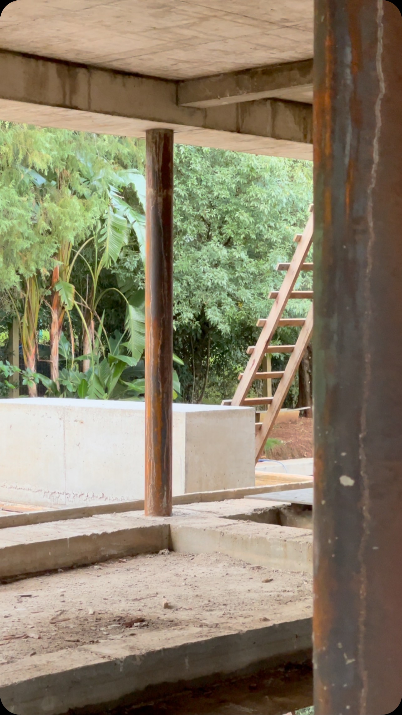 Casa da Saudade em construção, por @galeria_733.
Gravataí, RS BRA
#galeria733 #casascontemporaneas #casamoderna #arquitetosbrasileiros #concretoaparente #estruturaindependente #casadasaudade #architecture #houses #naturelover #landscape
contato@galeria733.com.br
____________________________________________
GALERIA 733