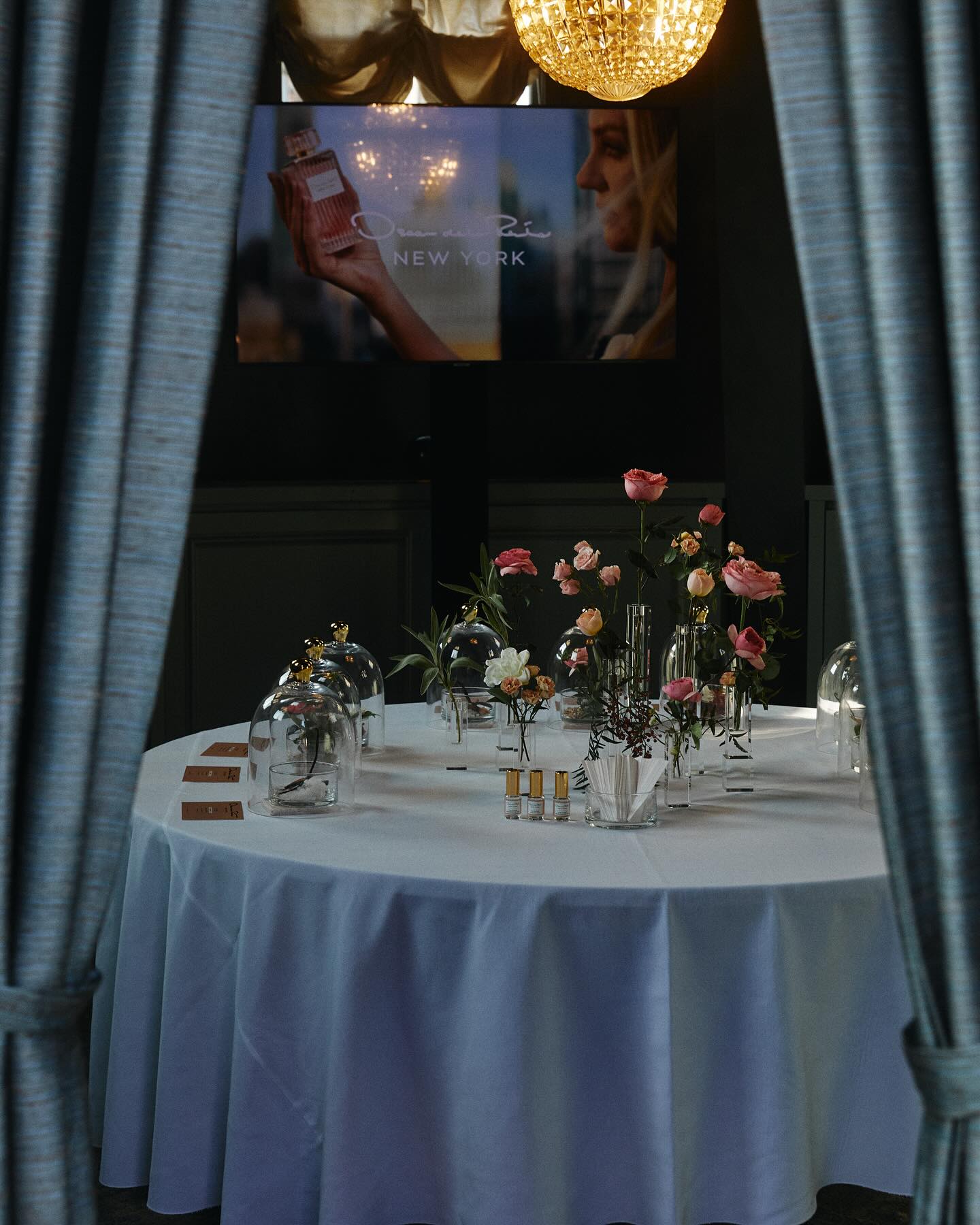 Scent activation for @oscardelarenta and @interparfums_official and the launch of their New York eau de parfum.
Strawberry, Turkish rose, pink peppercorn, vanilla, gardenia and sandalwood were styled within glass bell jars for guests to experience during the launch party.
Photo credit BFA and photographers @jason_lowrie @_brettwarren_ with thanks to @mgcevents 🌹