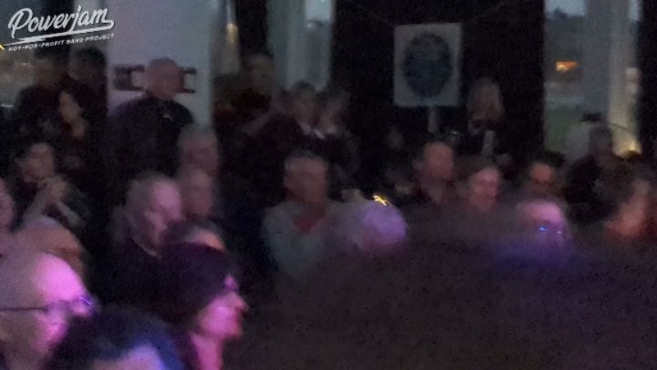 Powerjam Band Project’s ‘BlueZd’ and ‘MadTalk’ lit up the @schoolkitchenuk stage as part of The Ealing Club’s initiative to keep the grassroots spirit of blues-rock thriving in West London. Check out video highlights from the show and swipe for more photos. Thank you Alistair & @theealingclub @daisifuparker @hlklondon for all your support!
@ukbluesfed @bluesmattersmagazine @bluesfestivalguide @terrymarshallsax @marshallamps #marshallamps #ealingclub #theealingclub #bluezd #madtalk #powerjambandproject #twickenham #Richmonduponthames #ealing