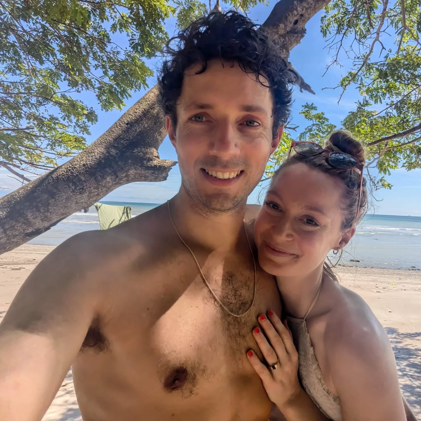 Congratulations to D & K who got engaged in sunny Costa Rica with this Art Deco inspired sapphire and diamond beauty 🌞💚