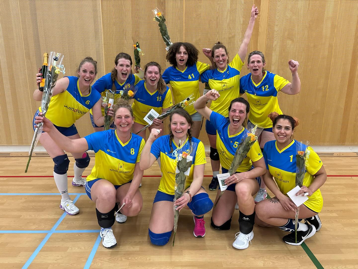 Dames 1 van Sporting Zandvoort is vanavond door een 0-4 overwinning op de koploper AMVJ kampioen geworden in de 2e klasse 🥳🥳. Misschien komt het door onze nieuwe sponsor @de.zeerover en hun warme truien dat we zo goed speelde vandaag 😀.
Het was een geweldig seizoen. Dank aan alle speelsters, wissel en due speelsters, supporters, verzorgers (druifjes) en sponsoren @cafefier_zandvoort, @alpha_security_haarlem