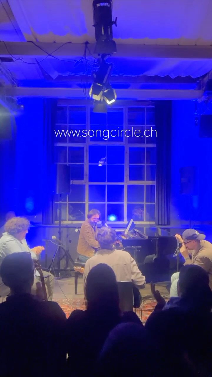 Wow, was für ein Abend! Ein herzliches Dankeschön Manillio & Edb, dass ihr die Einladung zum Songcircle angenommen und euch auf dieses musikalische Abenteuer eingelassen habt. Es war ein Abend voller Spaß, Energie und großartiger Momente mit euch.
Setliste:
Manillio
I mim Chopf, Manillio
Baby Blue (feat. Chance the Rapper), Action Bronson/Chance the Rapper
FourFiveSeconds, Rihanna/Kanye West/Paul McCartney
Butterkuchen, Edb
Edb
Deheime, Edb
haeb sorg, Hotel Samar
Montana, Manillio
Punk Rock, Edb
Adrian Hendrix
Jimmy, Shawn Colvin
You and The Mona Lisa, Shawn Colvin
Suicide Alley, Shawn Colvin
New Things Now, Shawn Colvin
Zugabe
Lieblingssong, Manillio
Nächster Songcircle 15. Mai 2025
www.songcircle.ch
@adriansternmusic @hendrixackle @manillio @edbdeheftigst @hotelsamarofficial @stanzereibaden @ghettogoetti
#songcircle #livekonzerte #lieblingssongs