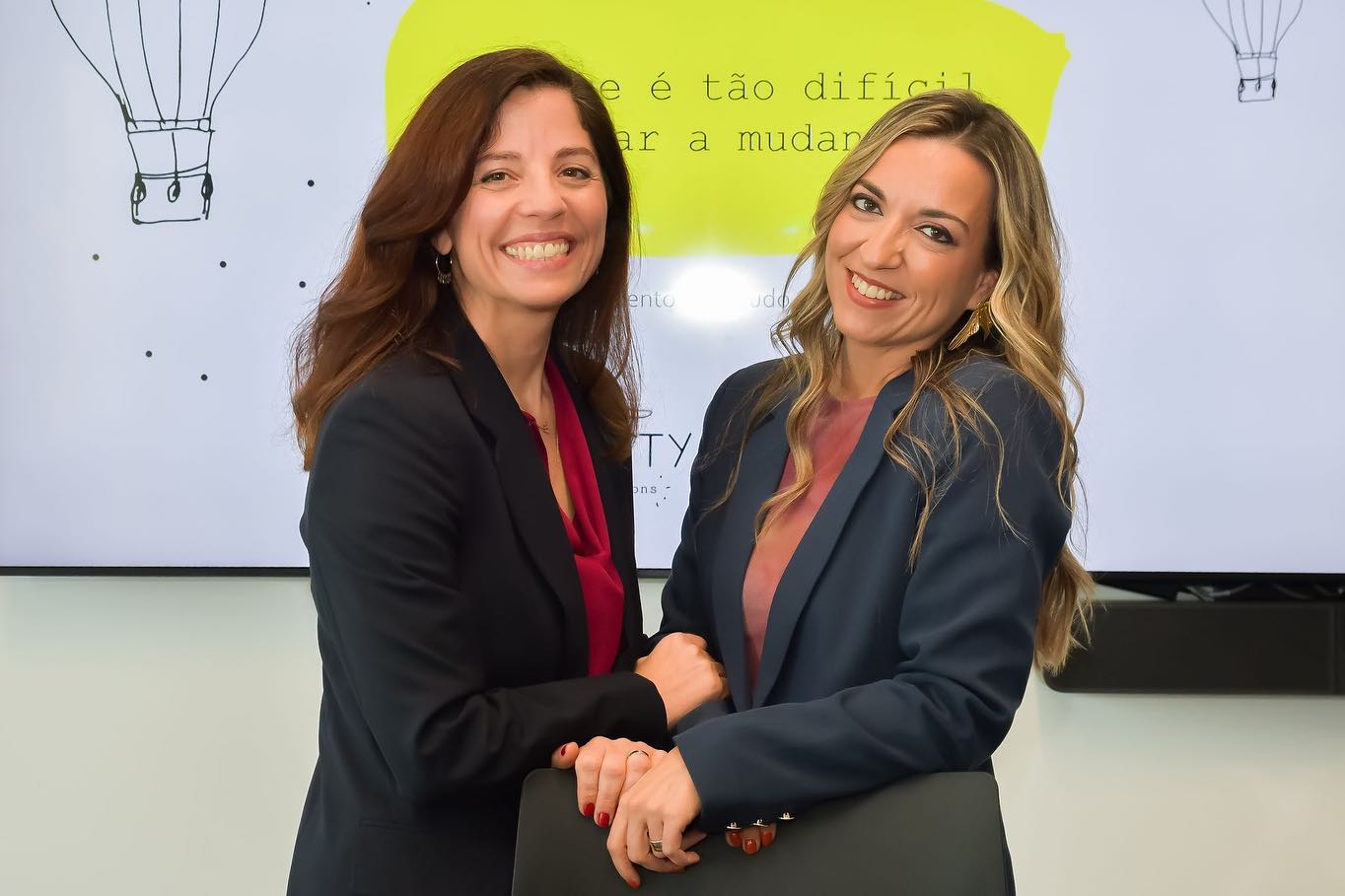 “Por que é tão difícil liderar a mudança?”
Juntámo-nos, @carla_goulao e @saramidoes, para perceber os bastidores da gestão da mudança, na perspetiva das lideranças. Como a percecionam, como gerem o processo, quais as principais aprendizagens? Fizemos entrevistas em profundidade a um grupo de 20 executivos, na sua maioria CEOs e Diretores de RH, e o resultado foi o novo estudo da Community, que apresentámos no passado dia 26 de Março na @adeccoportugal.
Uma das principais conclusões: Lideranças encaram de uma forma positiva a mudança, mas dizem-se sós e angustiadas na gestão do processo. Sentem ansiedade, medo, dizem-se inseguras. “Será que vou conseguir?”; “Como vou chegar às pessoas?” foram algumas das frases que escutámos.
Gostaríamos de agradecer a todos os líderes que gentilmente participaram neste estudo e à Adecco nas pessoas do Bernardo Samuel, Lucia Pereira e Alexandra Andrade a parceria em todo o processo e a disponibilidade do espaço para o pré-lançamento.
Este estudo surge no âmbito do nosso serviço de consultoria e facilitação da gestão da mudança “Better”, porque, para nós, mudar nas organizações pode ser sempre para melhor!
Curios@s?
Mais sobre o nosso serviço e acesso ao estudo no site da @community_pt 😉
#liderança #gestaodamudança #better