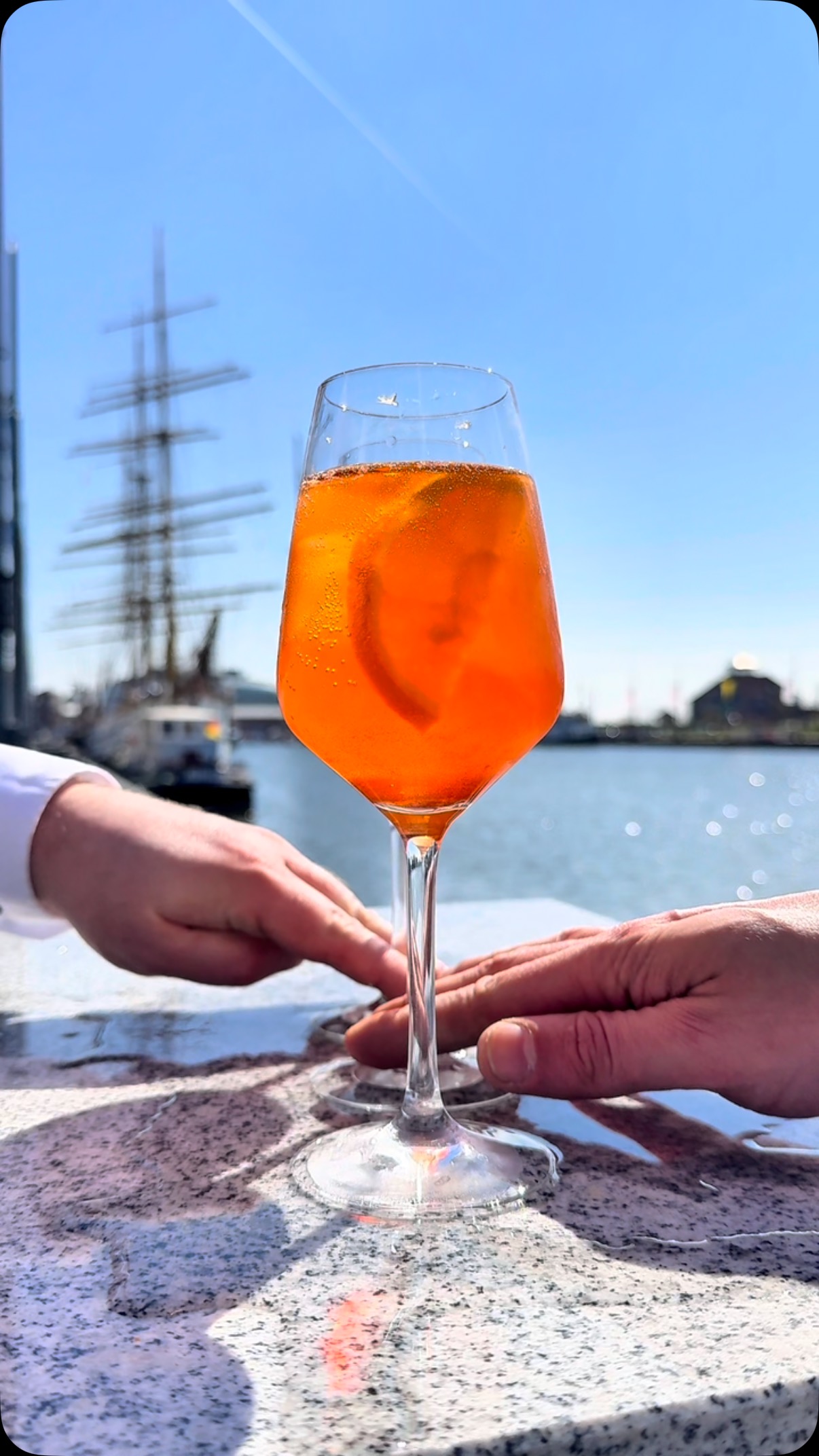 Sommer, Sonne, Aperitif
Passend zum schönen Wetter präsentieren wir euch unsere drei spritzig-erfrischenden Empfehlungen:
Aperol-, Limoncello- und, neu bei uns, Sarti-Spritz
Was darf es sein?
#pier6 #restaurant #sommer @aperol.de #limoncello @sarti_aperitivo