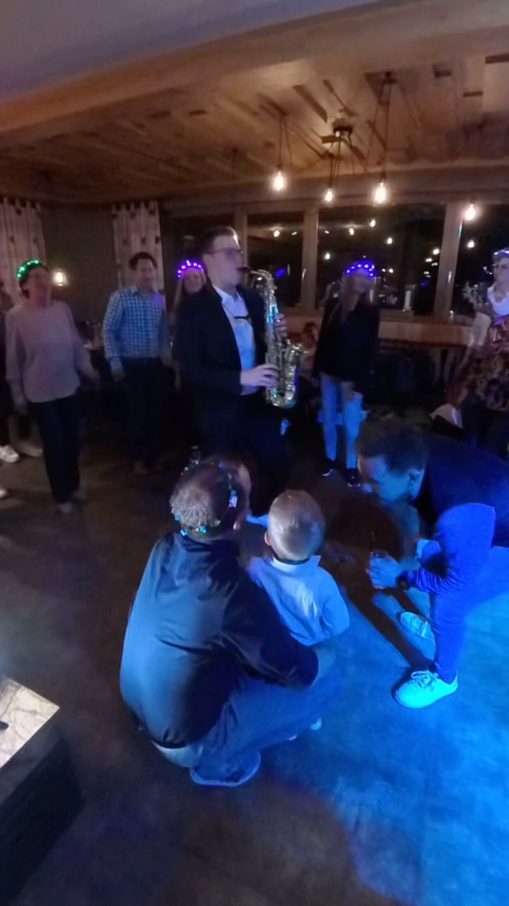 Live-Sax + DJ = Abriss! 🚀 Diese Kombi bringt jede Party zum Beben! 🔥🎷 Wer war schon mal live dabei?
Live sax + DJ = pure energy! 🚀 This combo turns every party into a blast! 🔥🎷 Who’s experienced it live?
#Saxophon #LiveMusic #DJ #PartyVibes #SaxLive #EventDJ #GoodVibesOnly #MusicLovers