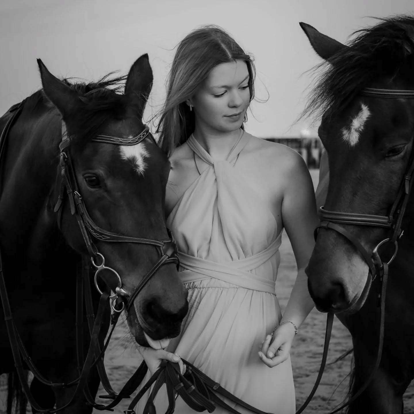 Fotoshooting with lovely @jil.wnckl and her mom and horses last thursday!
#goldenhour #girlwithhorse #paard #paardrijden #paardenvaninstagram #paardenfoto #portret