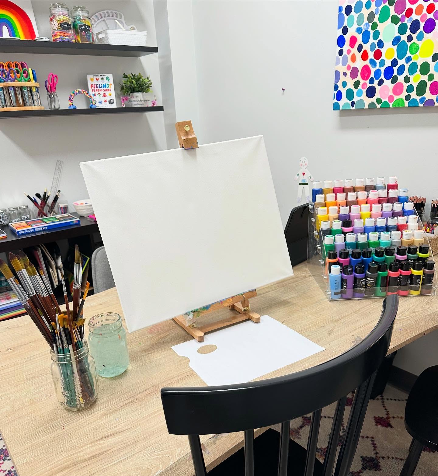 🌱In arts-based therapy, the process of self-directed painting within the safety of a therapeutic relationship can support emotional regulation and self-awareness. 🧠🎨 Facing a blank canvas offers opportunities to explore decision-making, confront perfectionism, and engage with the inner critic in a contained, reflective way. ⏰ Over time, this practice can strengthen self-trust, reinforce personal boundaries, and align actions with internal values.
Art Therapy is for everyone. 👶🏻👧🏿👩🏼🧑🏽🦱👱🏼♀️👩🏽🦱🧒🏾👵🏻🧓🏽👴🏼
Click the link in my bio to learn how you can partake 🧠🌱🎨
#arttherapy #ymmarttherapy #ymmcollaborativepractice #ymm #therapeuticart