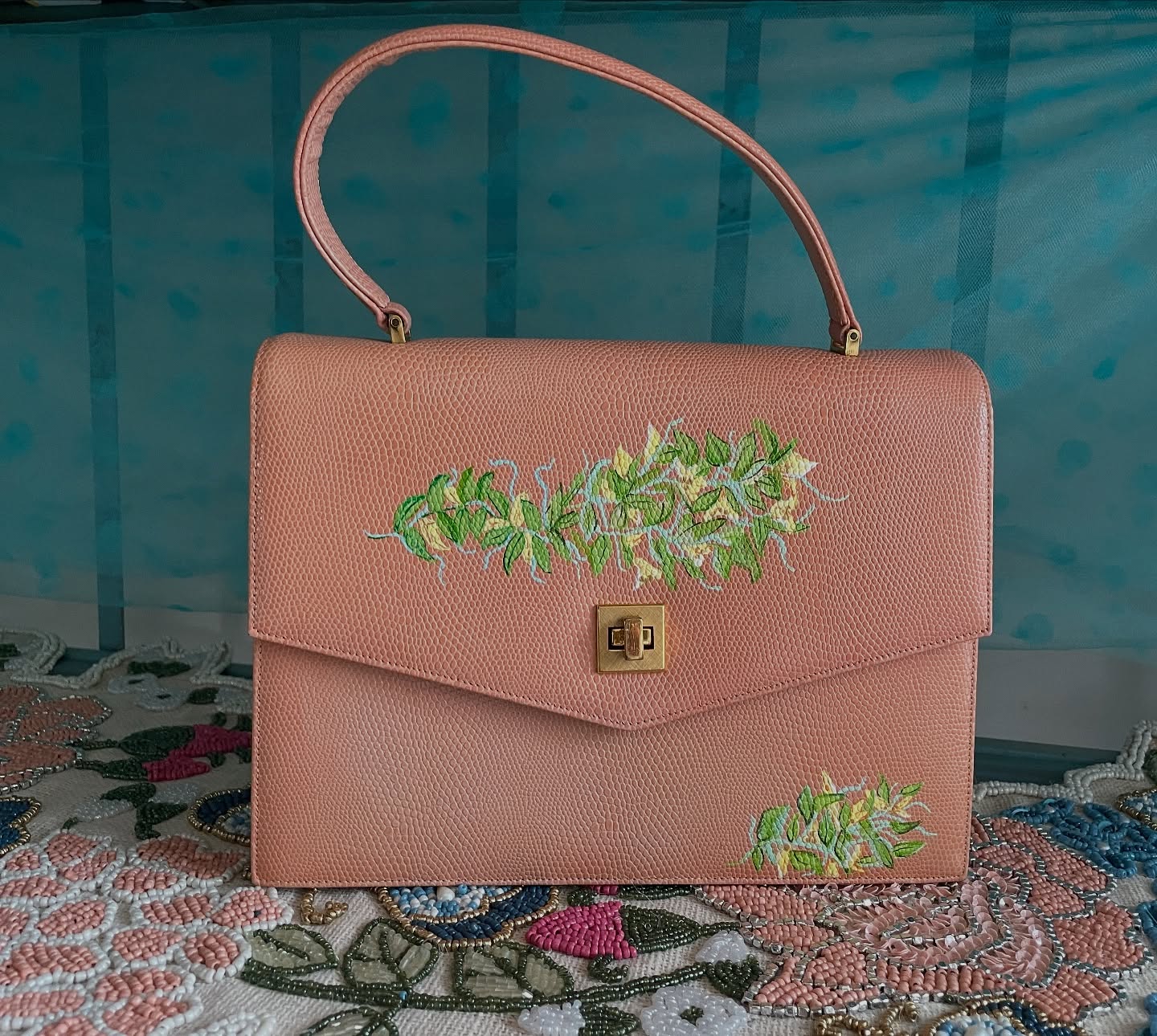 HAND PAINTED 1960 J MILLER VINTAGE HANDBAG Taking Vintage pieces from the past to the present with original art SIXTEEN SISTERS ~Functional stylish HAND PAINTED handbags, jackets & accessories.
sixteensisters.com. Etsy: SixteenSistersStudio #artinspiredbynature #vintagehandbag #handpaintedhandbag #artonleather #angelusdirect🎨 #repurposedhandbags #stylishvintage #grandbazaarnyc