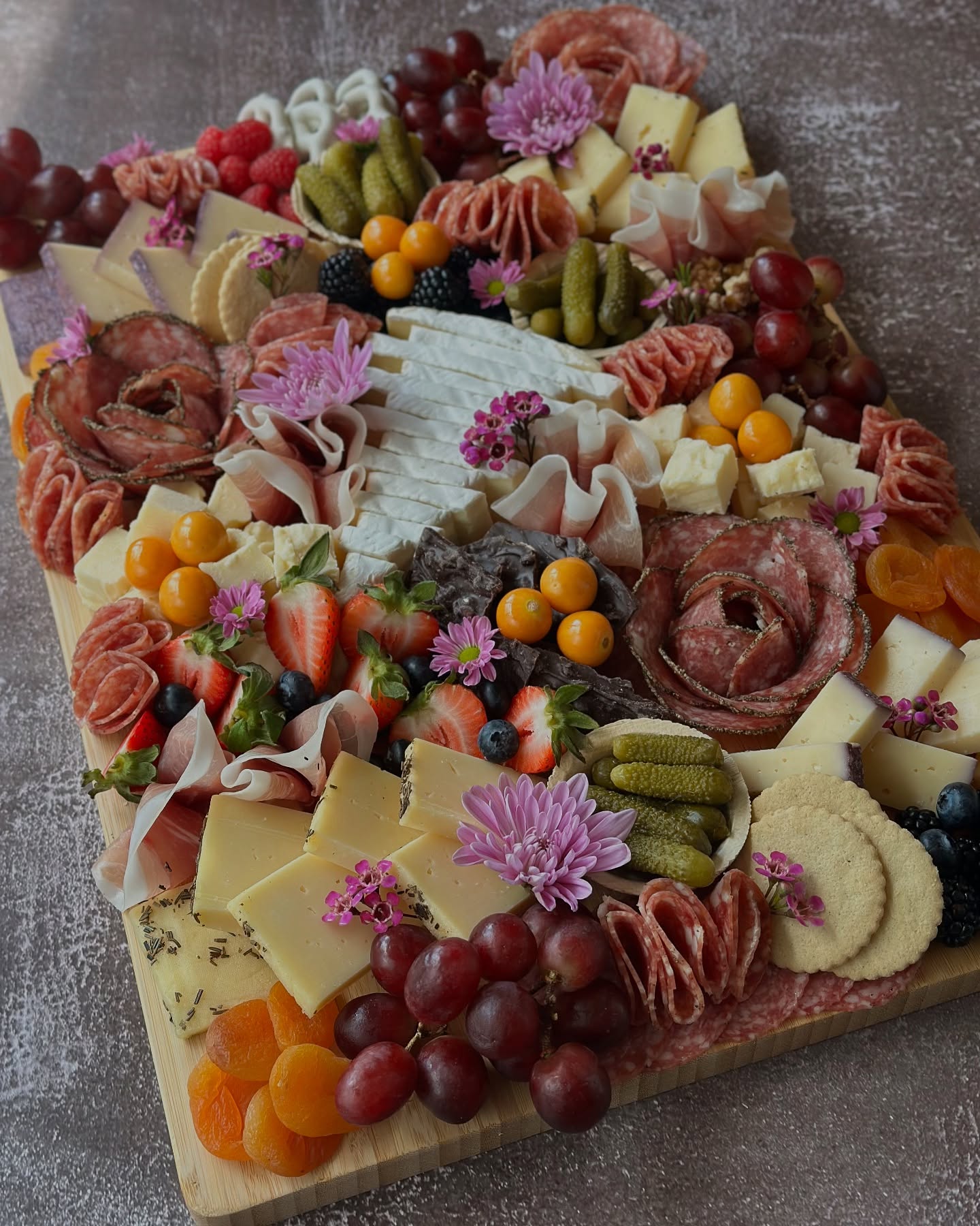 Wednesdays are for wine, cheese, and pretending it’s Friday. 😝 Happy Hump Day, Day, friends!
#Charcuterie #CharcuterieBoard #Cheese #CltEats #CharlotteEats #CltSmallBusiness #FoodArt #CltFoodie #CharcuterieArt #SupportLocalClt #CltEvents #CltFoodie #QueenCityEats